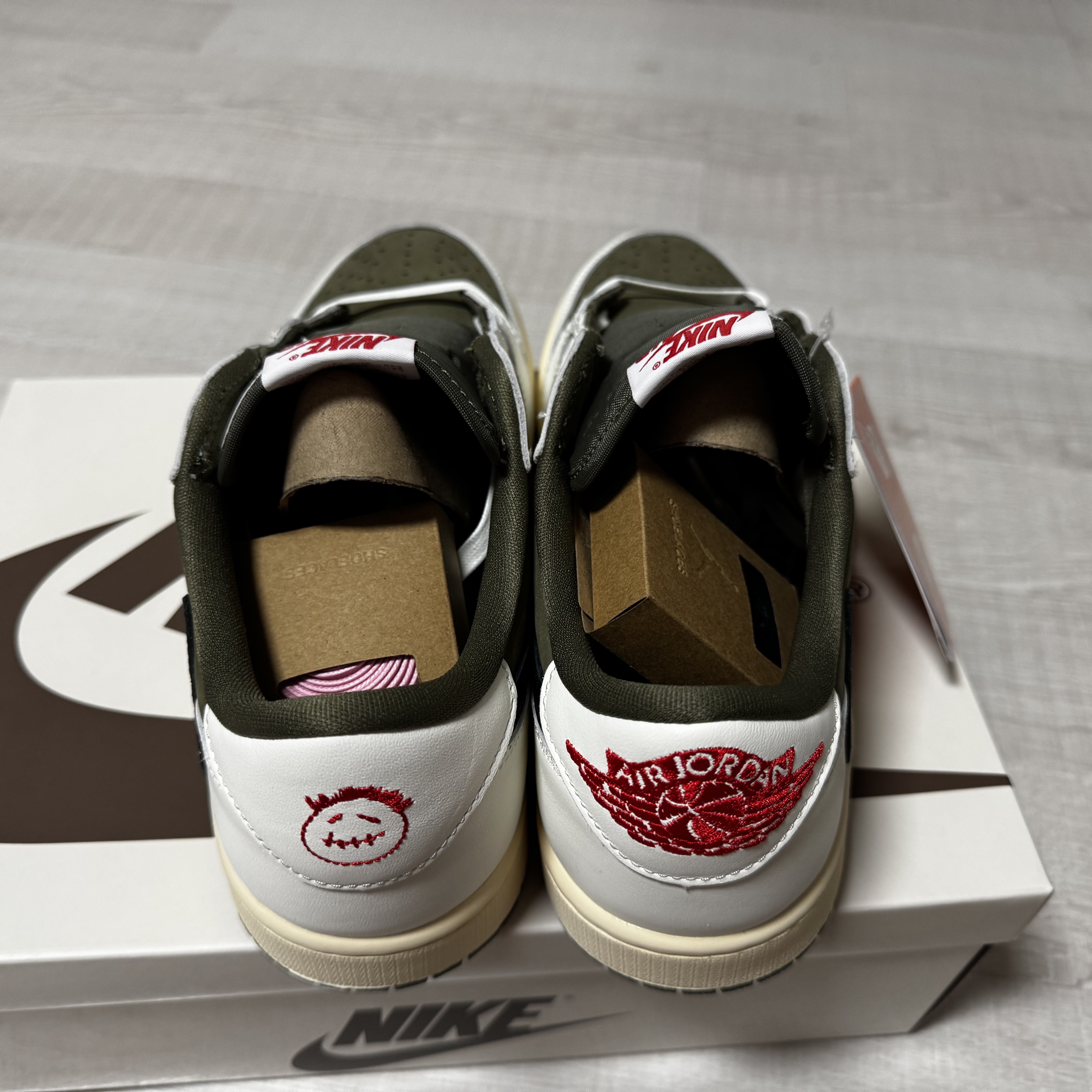 Jordan 1 x Travis Scott Retro Low OG SP Reverse Olive 착용 스타일 - 2