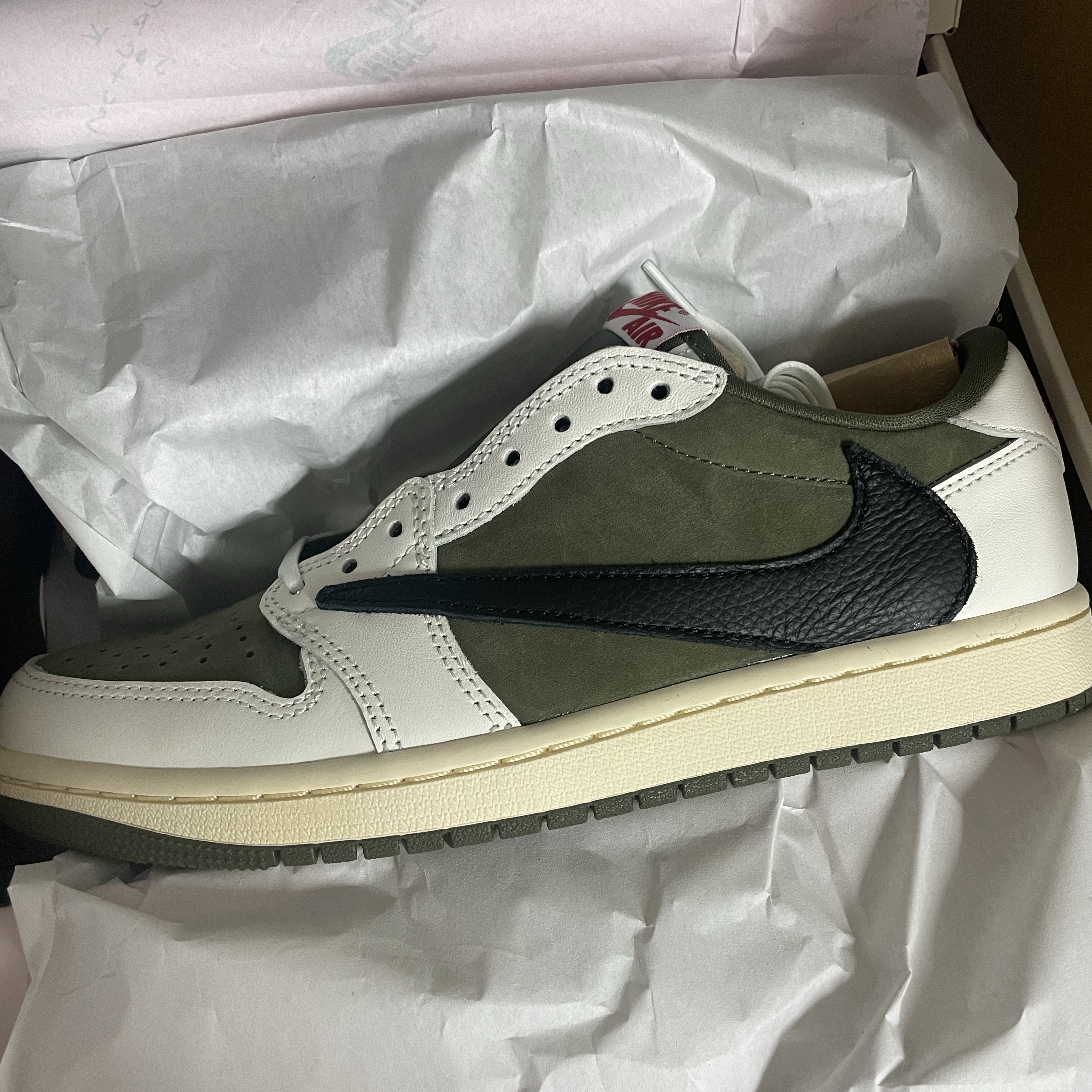 Jordan 1 x Travis Scott Retro Low OG SP Reverse Olive 착용 스타일