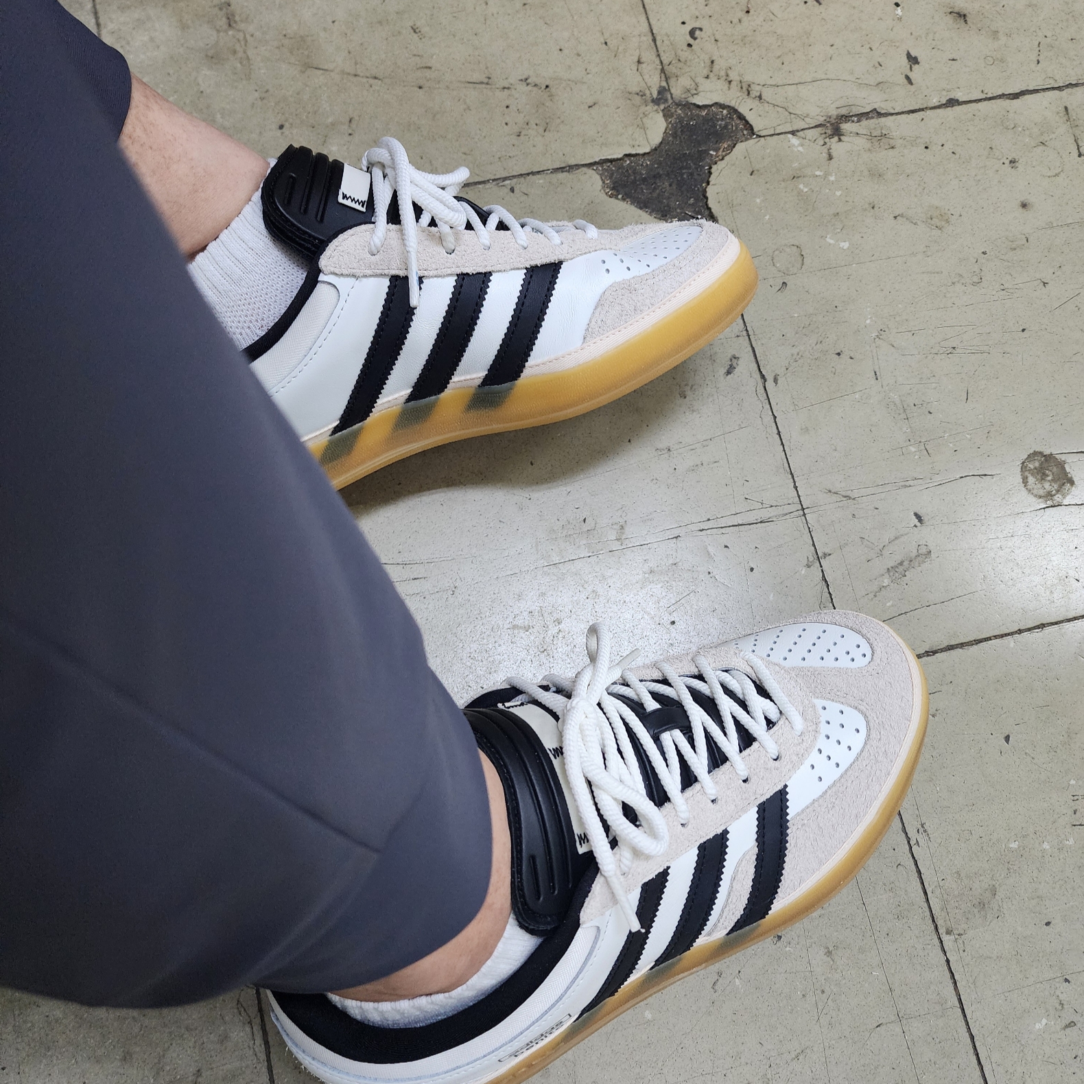 Adidas x Bad Bunny Gazelle Indoor Off White Black 착용 스타일 - 2