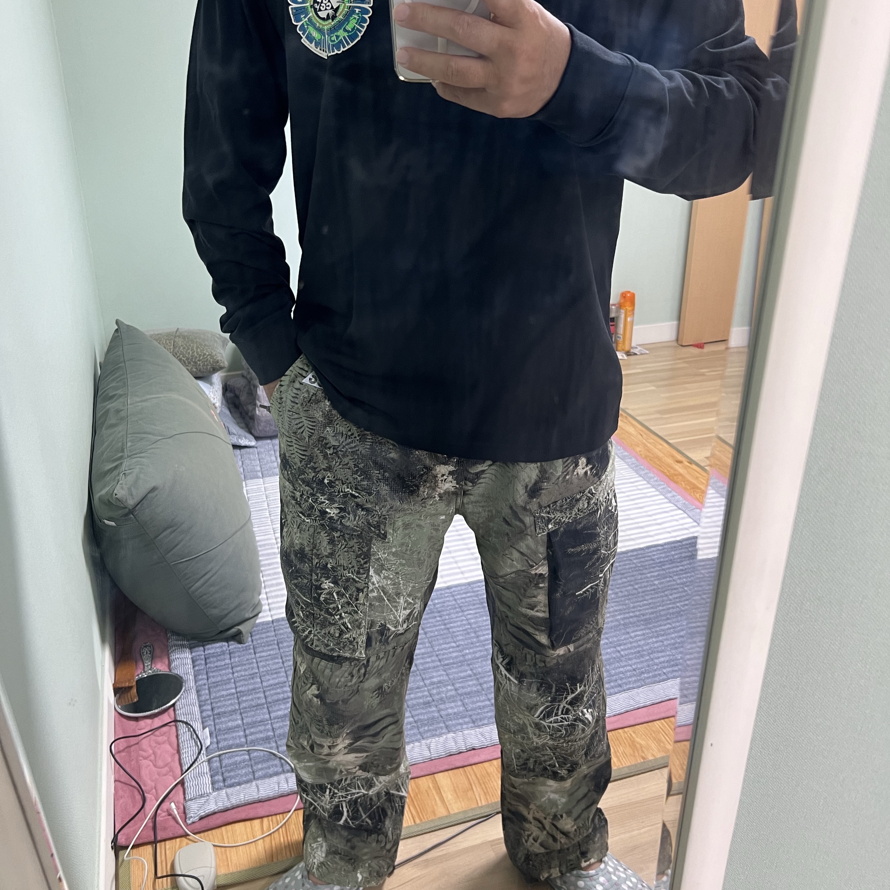 Nike ACG Smith Summit Allover Print Cargo Pants Oil Green - Asia, Nike ACG Long Sleeve Circle T-Shirt - Asia 착용 스타일