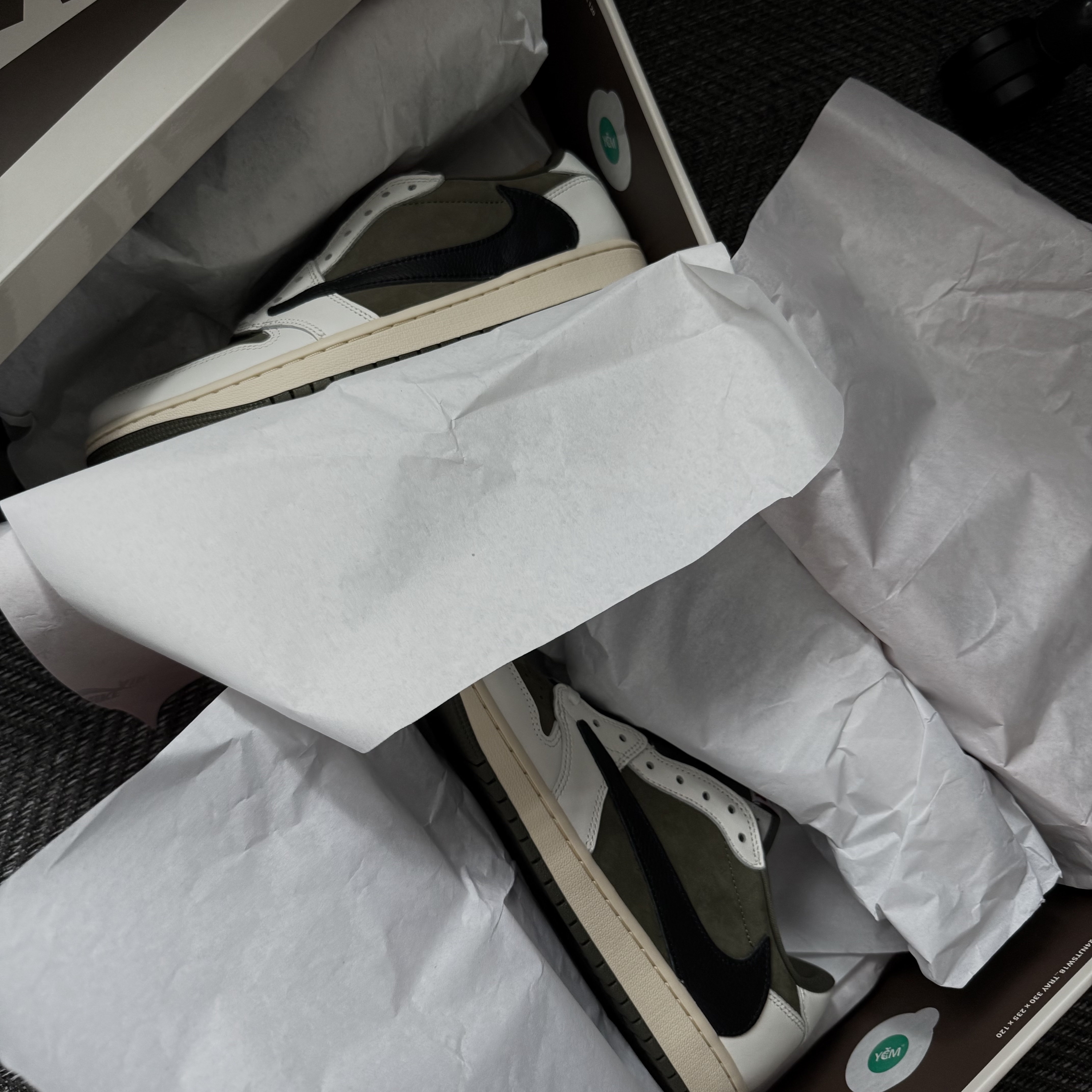 Jordan 1 x Travis Scott Retro Low OG SP Reverse Olive 착용 스타일