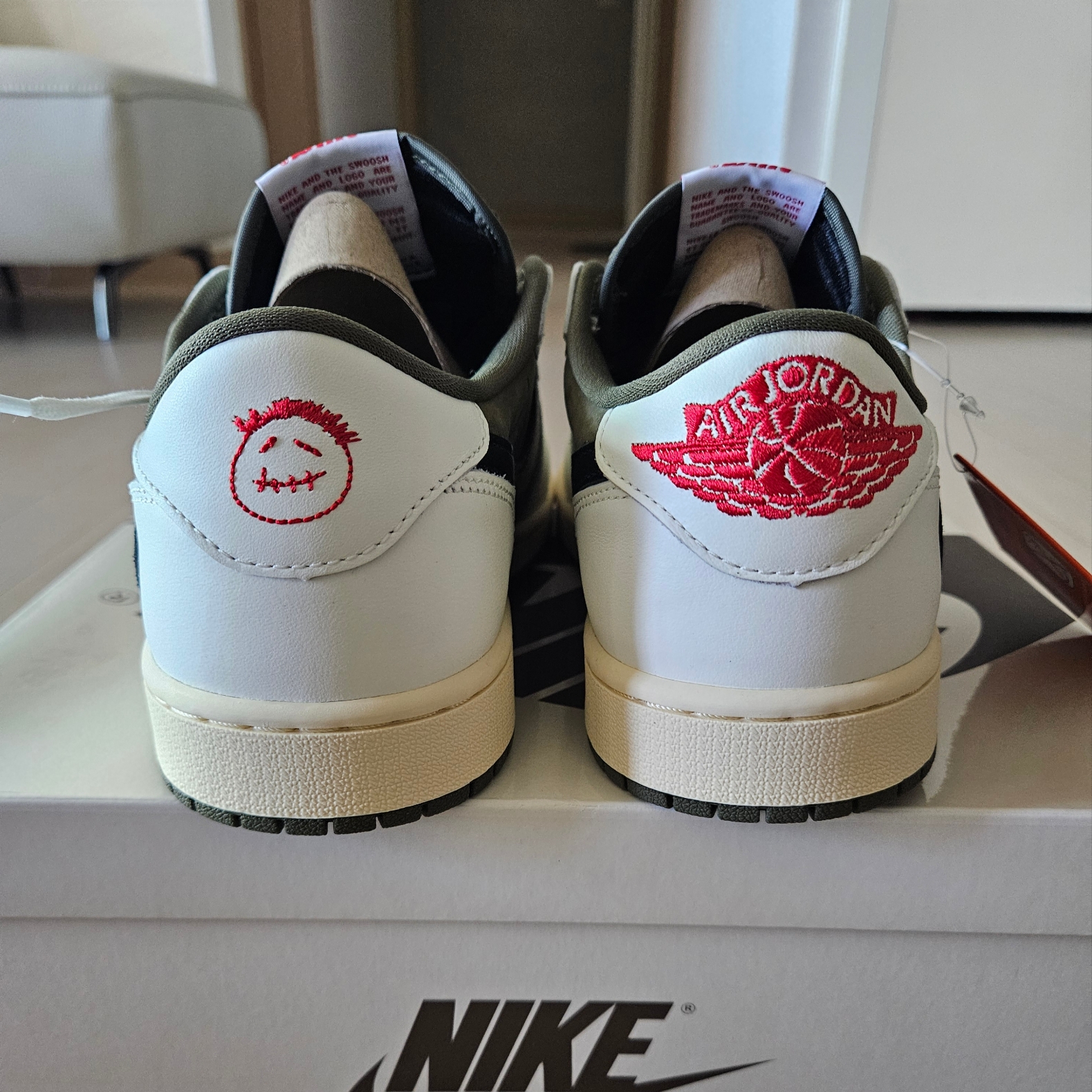 Jordan 1 x Travis Scott Retro Low OG SP Reverse Olive 착용 스타일 - 4