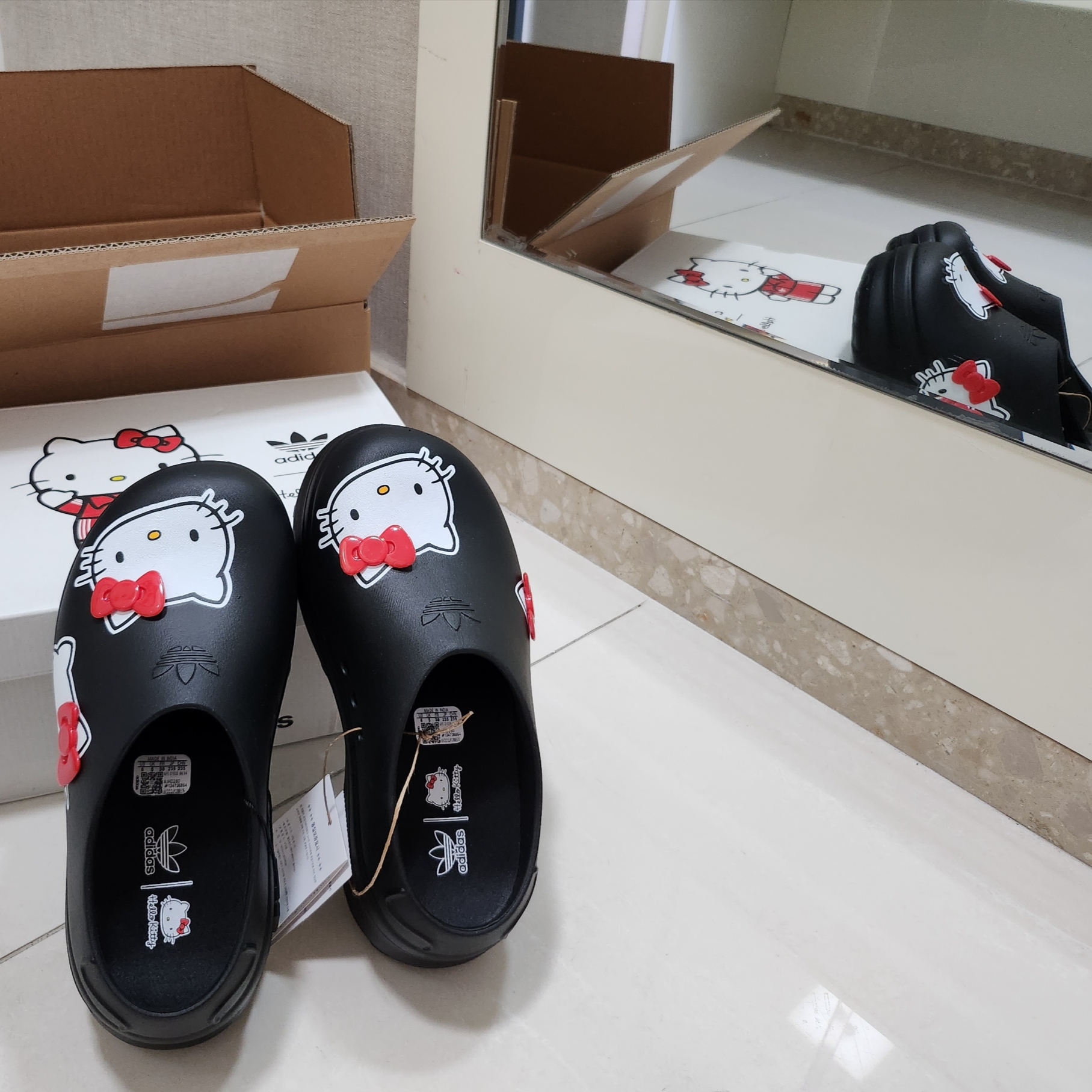 (W) Adidas x Hello Kitty Adifom Stan Smith Mules Core Black Red Cloud White 착용 스타일 - 2