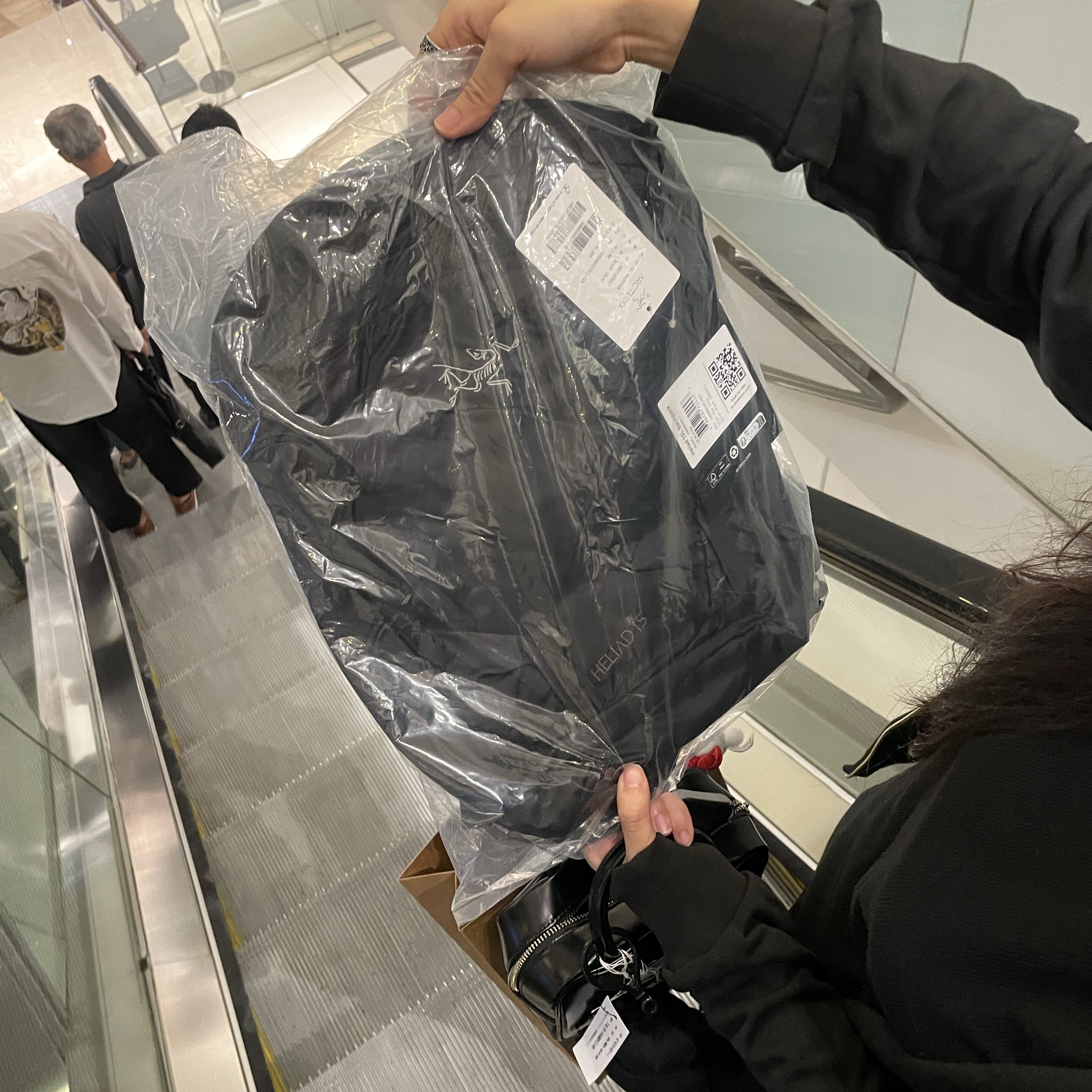 Fragment x Pokemon INN Thunderbolt Project TBP Mascot Key Ring Kabigon Black, Comme des Garcons Square No.1 Aoyama Bag Black 착용 스타일 - 5