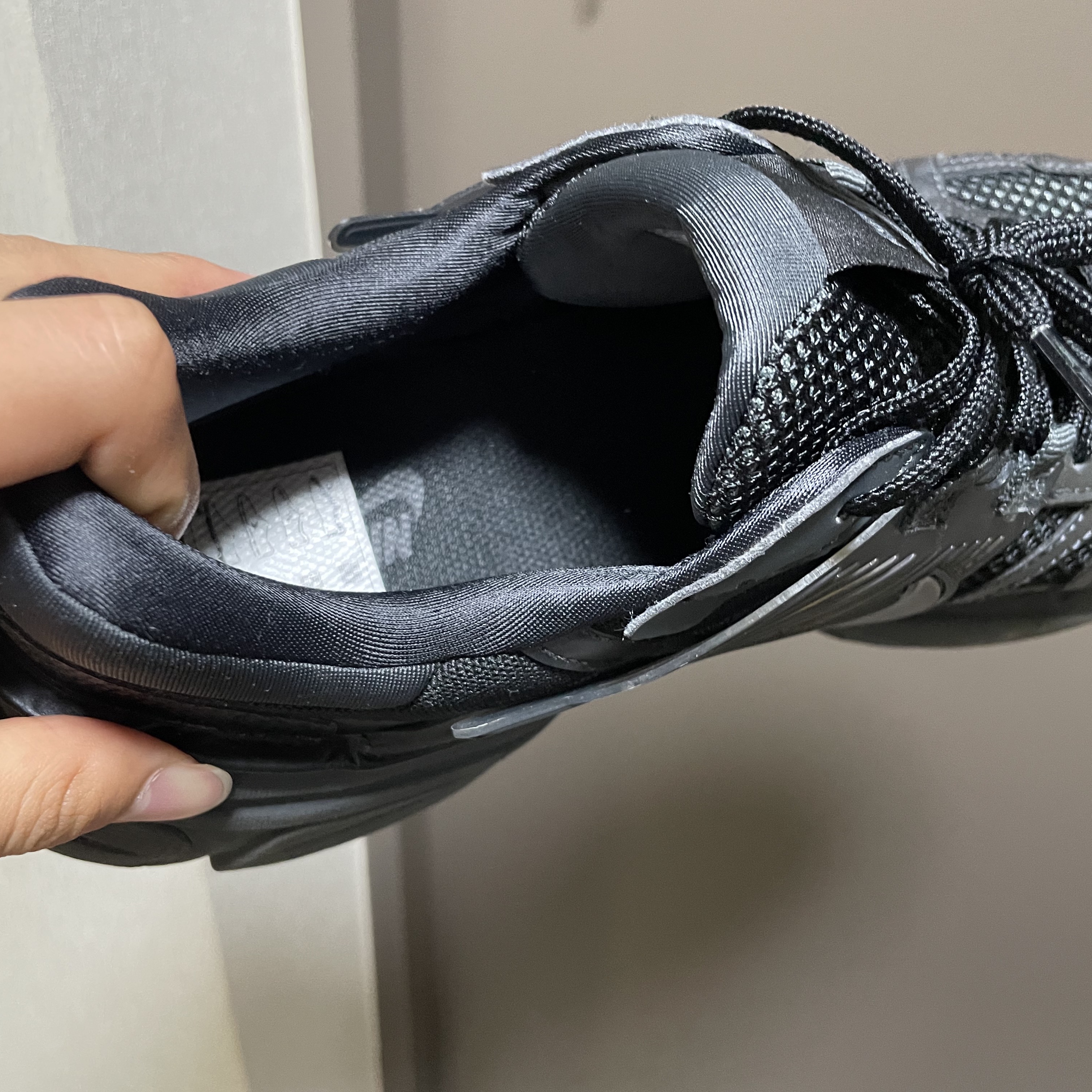 Nike V2K Run Black Anthracite 착용 스타일 - 3