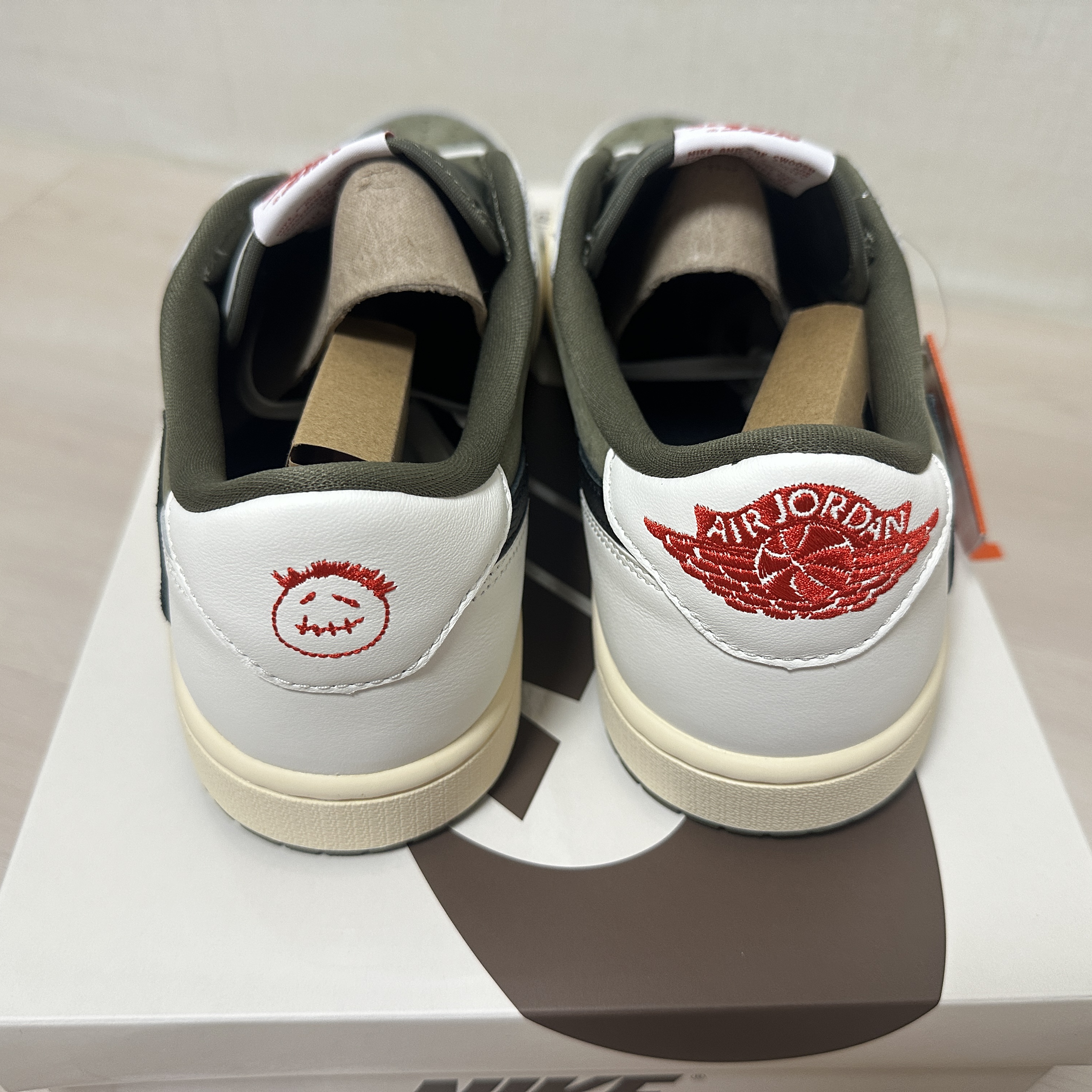Jordan 1 x Travis Scott Retro Low OG SP Reverse Olive 착용 스타일 - 5
