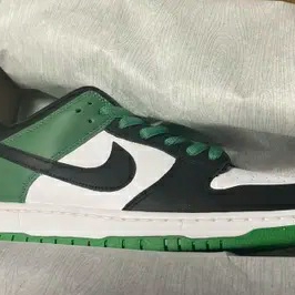 Nike SB Dunk Low Pro Black and Classic Green 착용 스타일