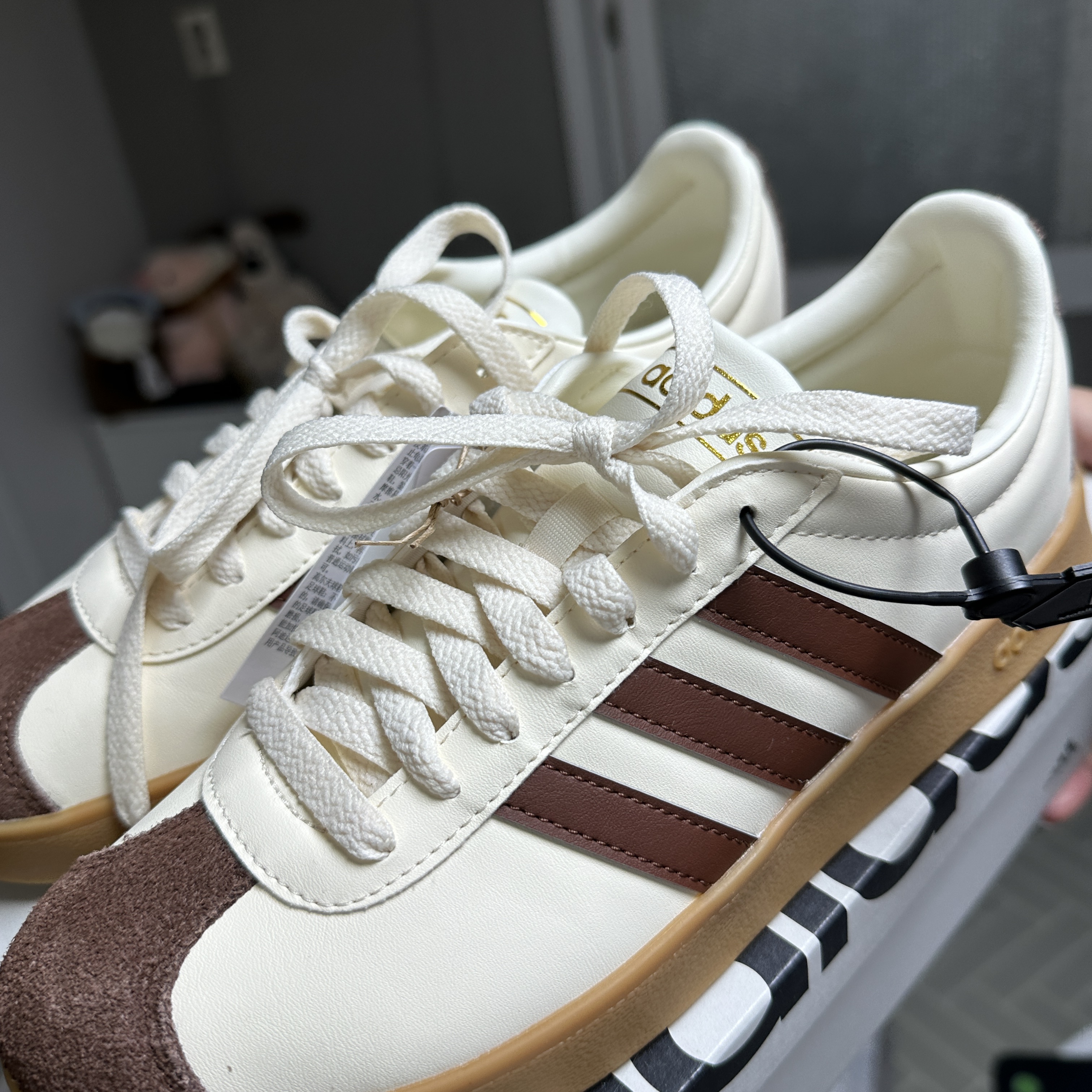 Adidas VL Court 2.0 Cream Brown 착용 스타일