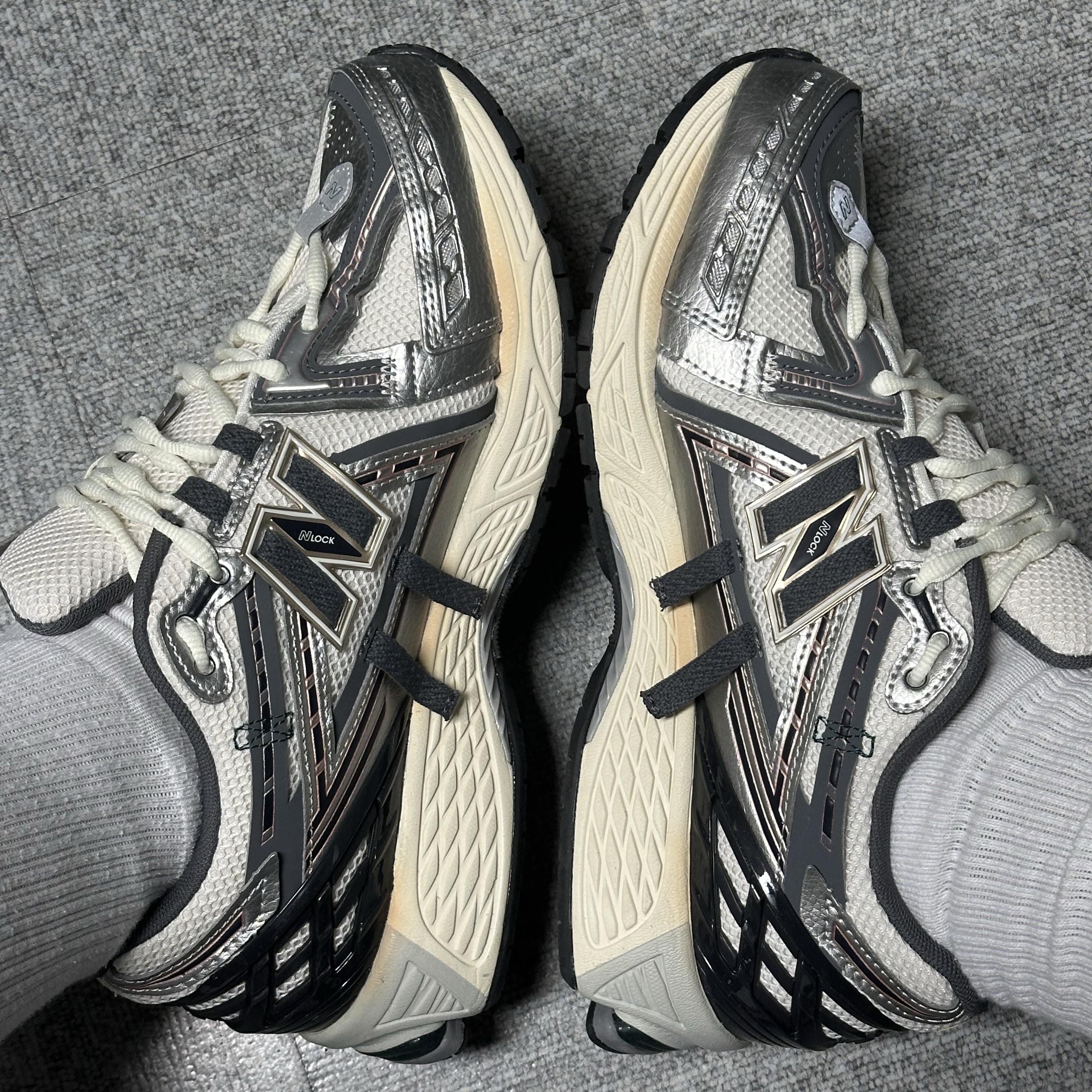 New Balance 1906A Silver Metallic Castlerock 착용 스타일
