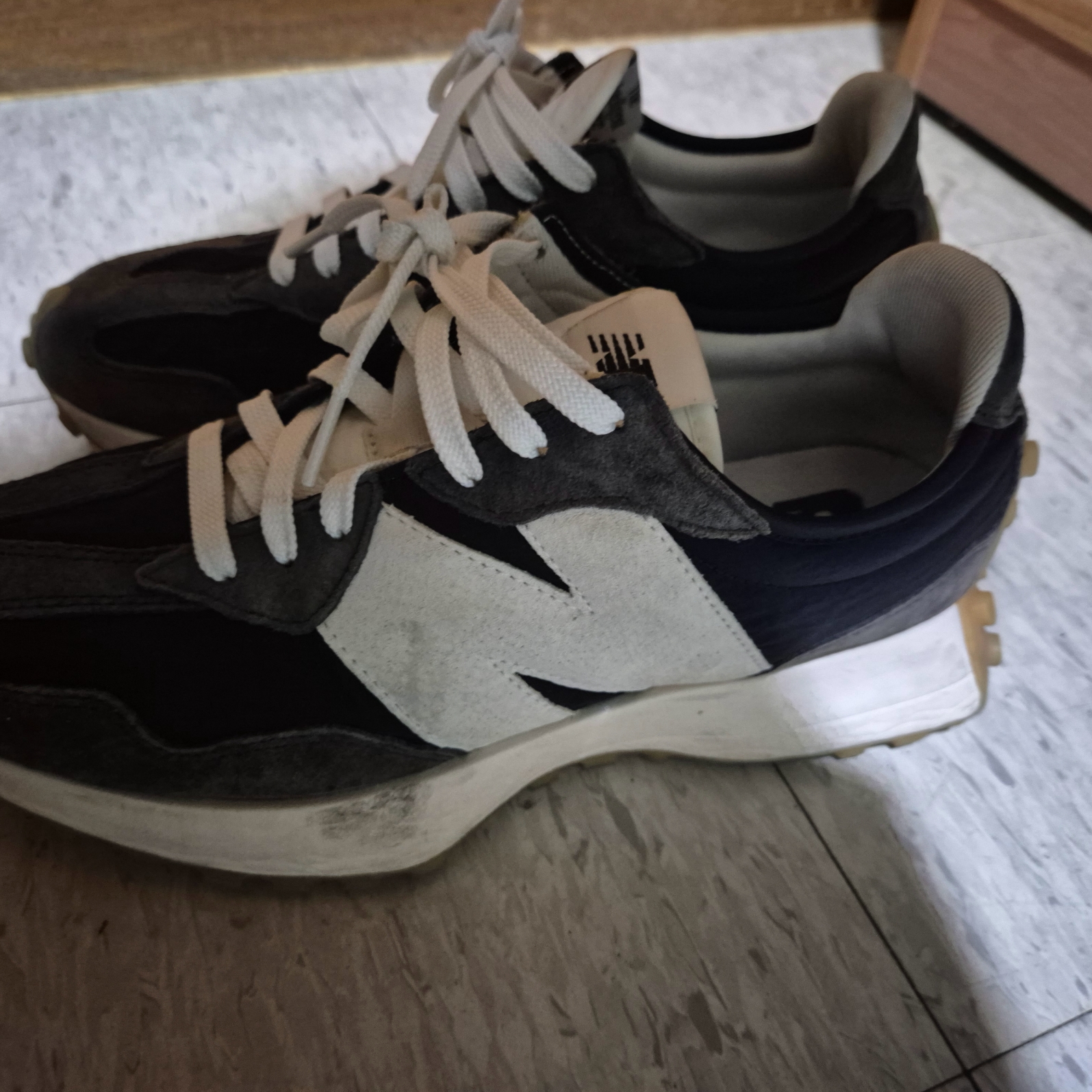 New Balance 327 Clean Vintage Black 착용 스타일 - 1