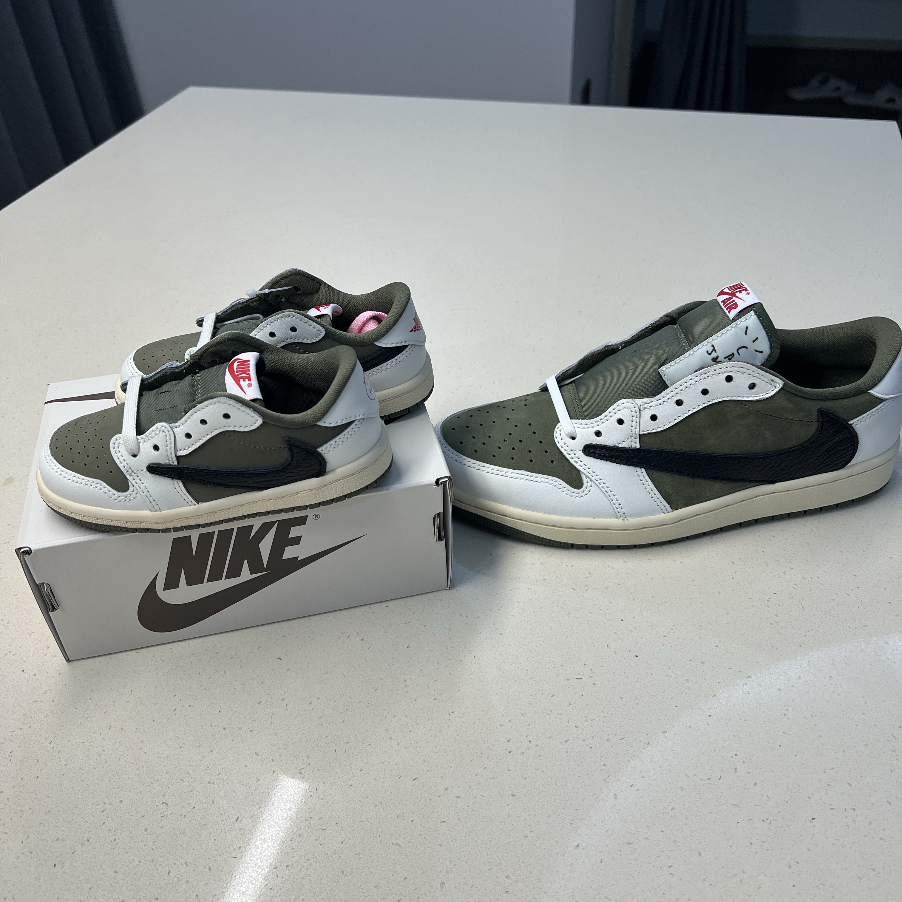 (TD) Jordan 1 x Travis Scott Retro Low OG SP Reverse Olive 착용 스타일 - 1