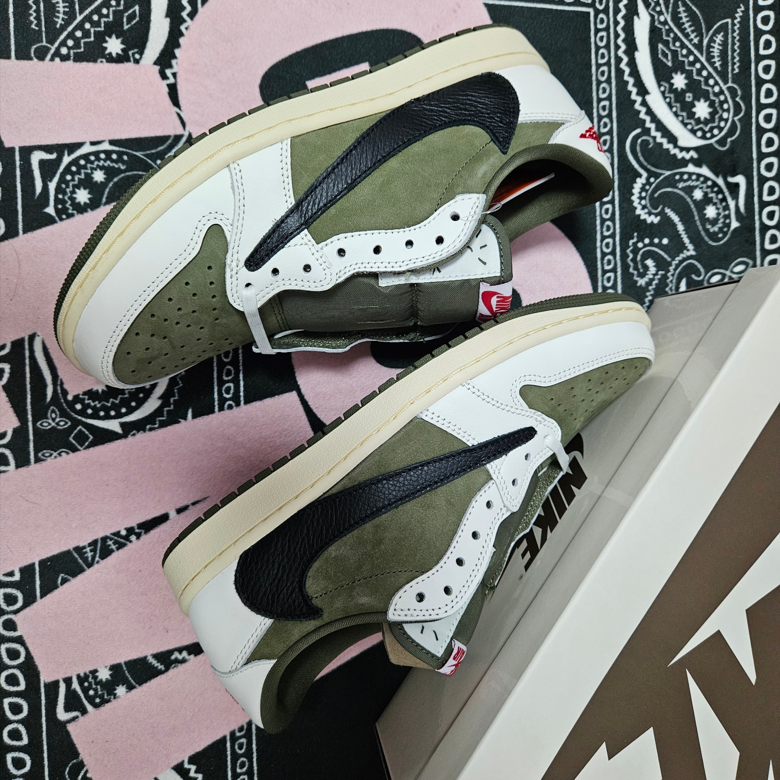 Jordan 1 x Travis Scott Retro Low OG SP Reverse Olive 착용 스타일