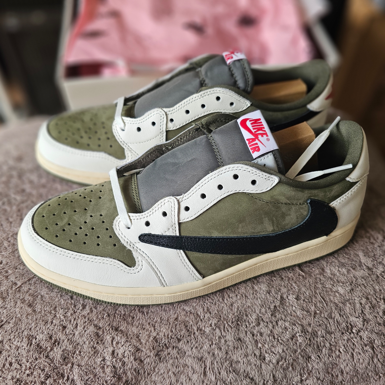 Jordan 1 x Travis Scott Retro Low OG SP Reverse Olive 착용 스타일 - 8