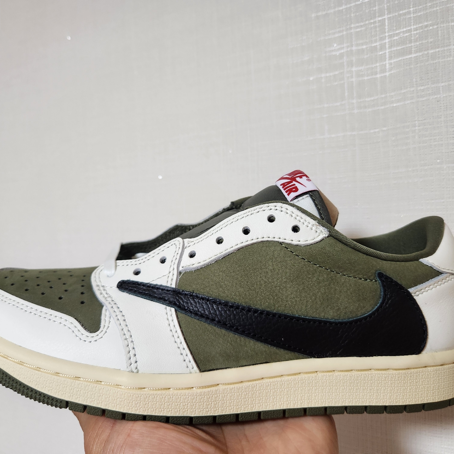 Jordan 1 x Travis Scott Retro Low OG SP Reverse Olive 착용 스타일 - 2