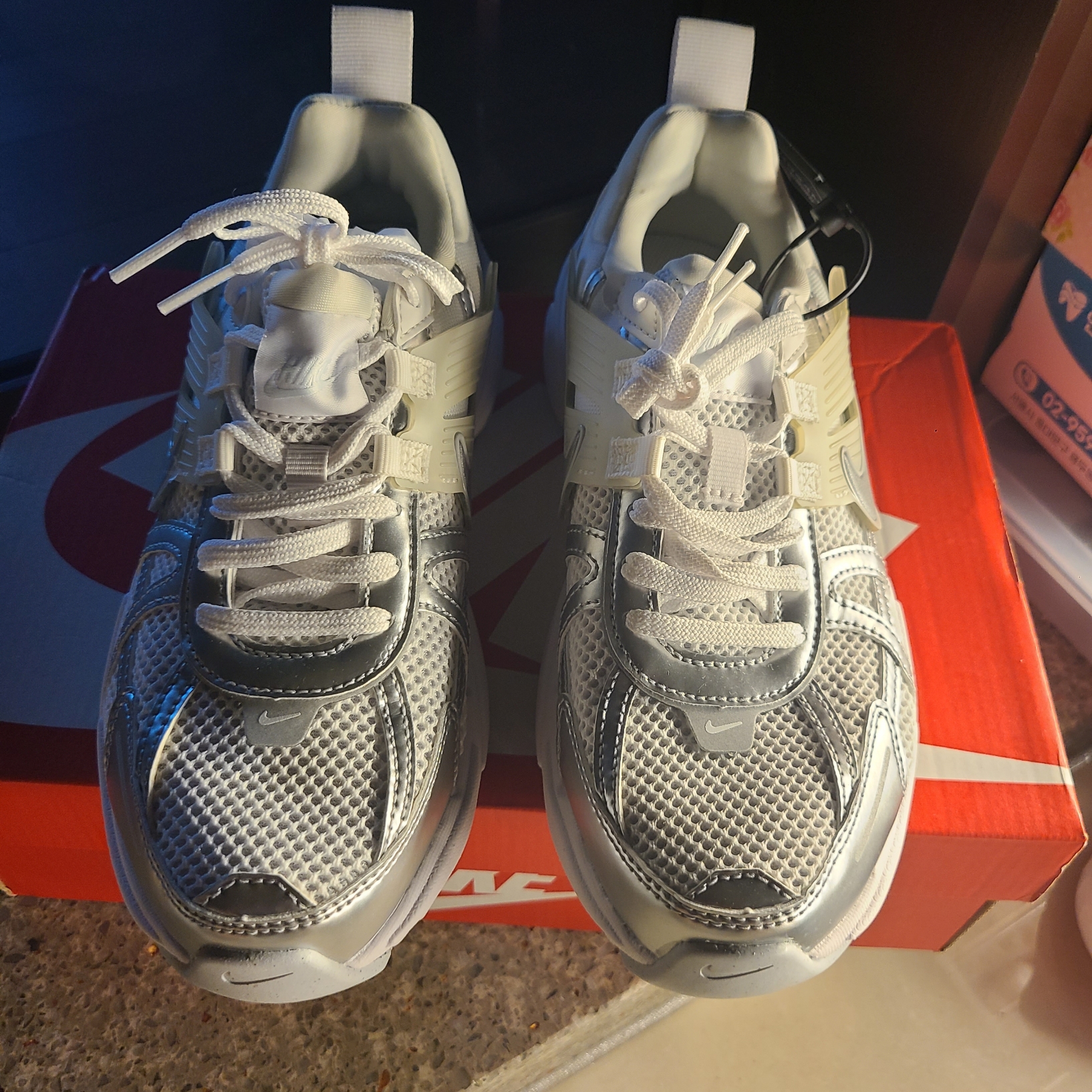 Nike V2K Run Metallic Silver White 착용 스타일