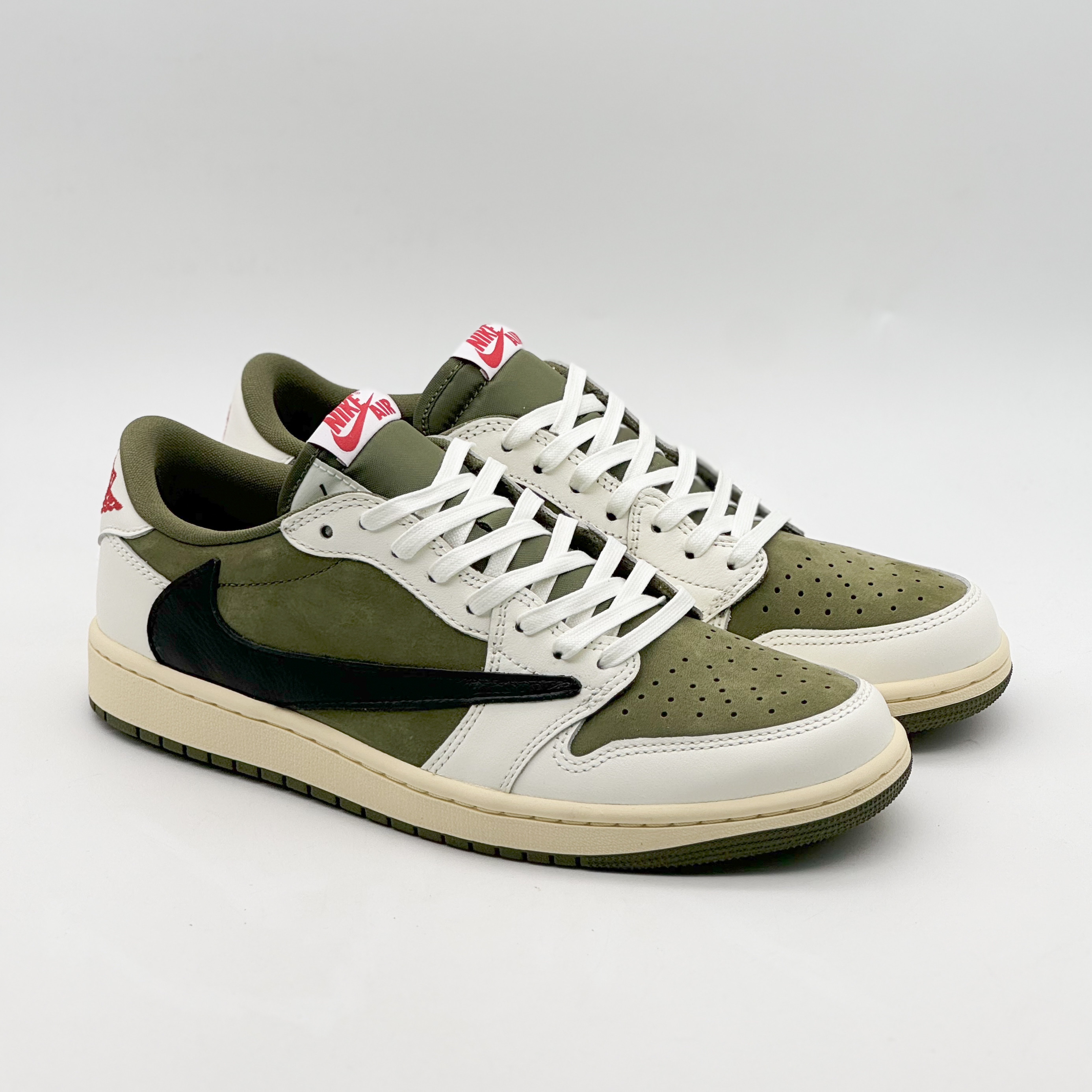 Jordan 1 x Travis Scott Retro Low OG SP Reverse Olive 착용 스타일 - 2