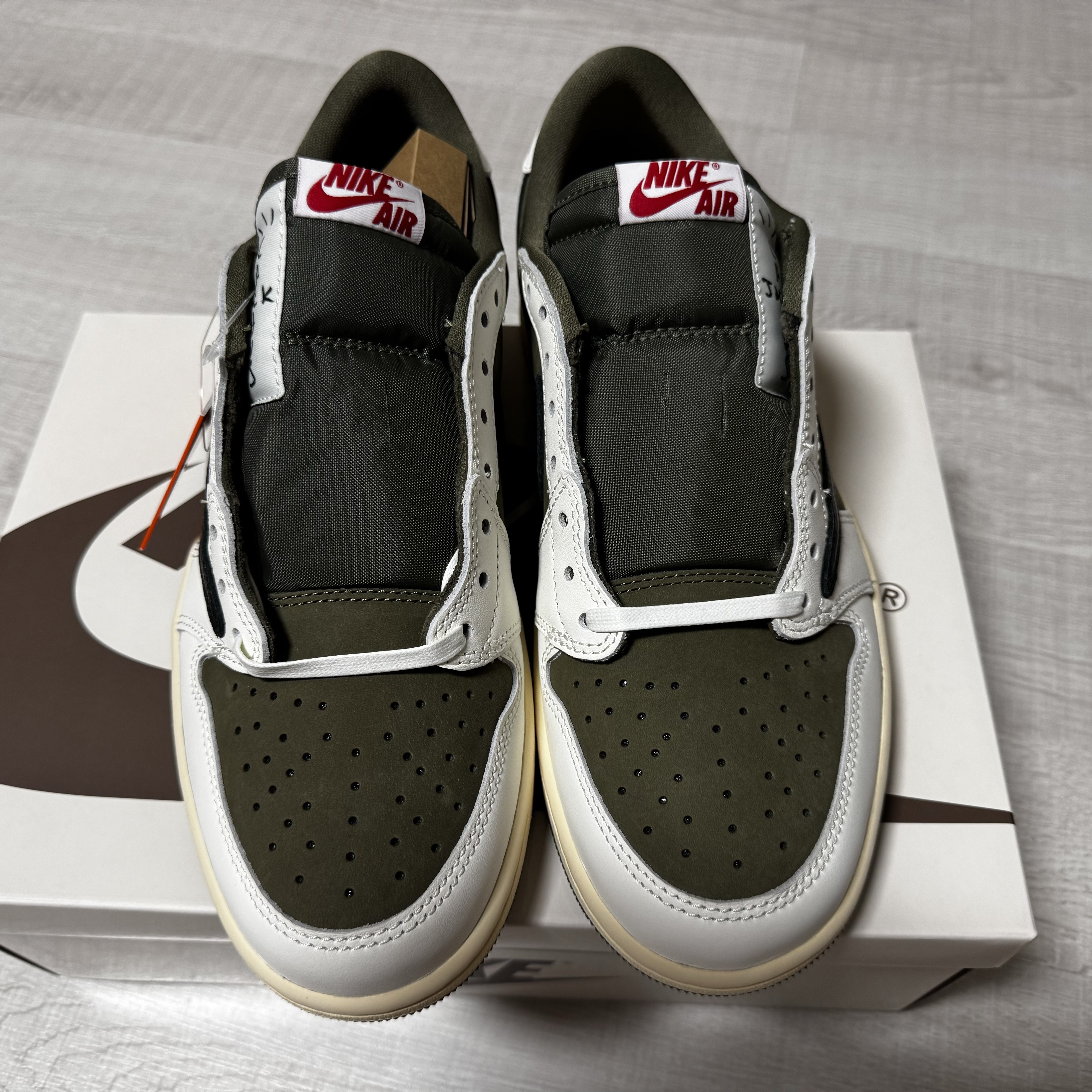 Jordan 1 x Travis Scott Retro Low OG SP Reverse Olive 착용 스타일 - 4