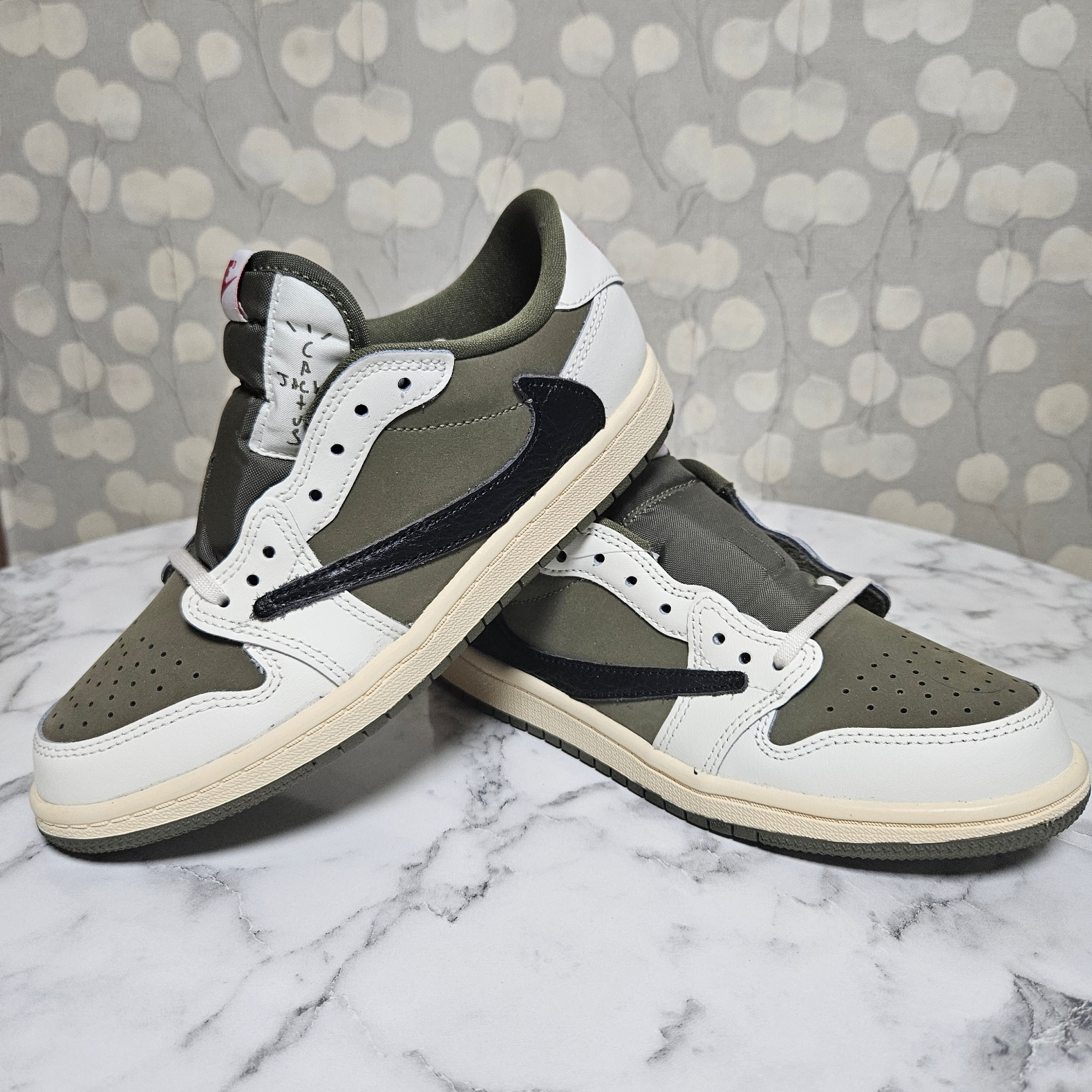 Jordan 1 x Travis Scott Retro Low OG SP Reverse Olive 착용 스타일 - 2
