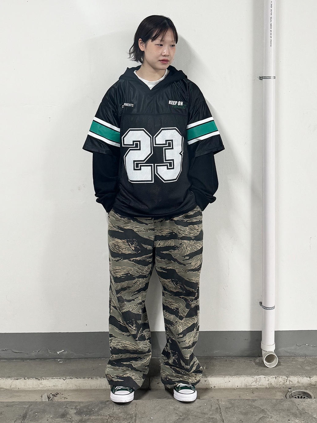 QT8 GARMENTS Football Layered Hoodie Jersey Black 착용 스타일 - 1