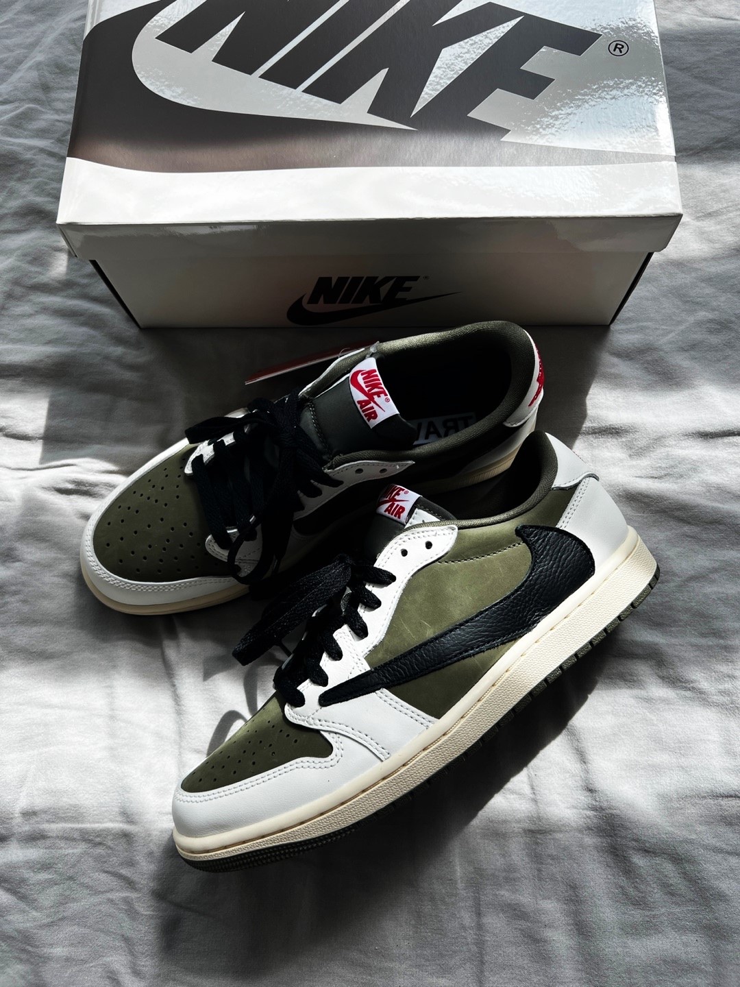 Jordan 1 x Travis Scott Retro Low OG SP Reverse Olive 착용 스타일