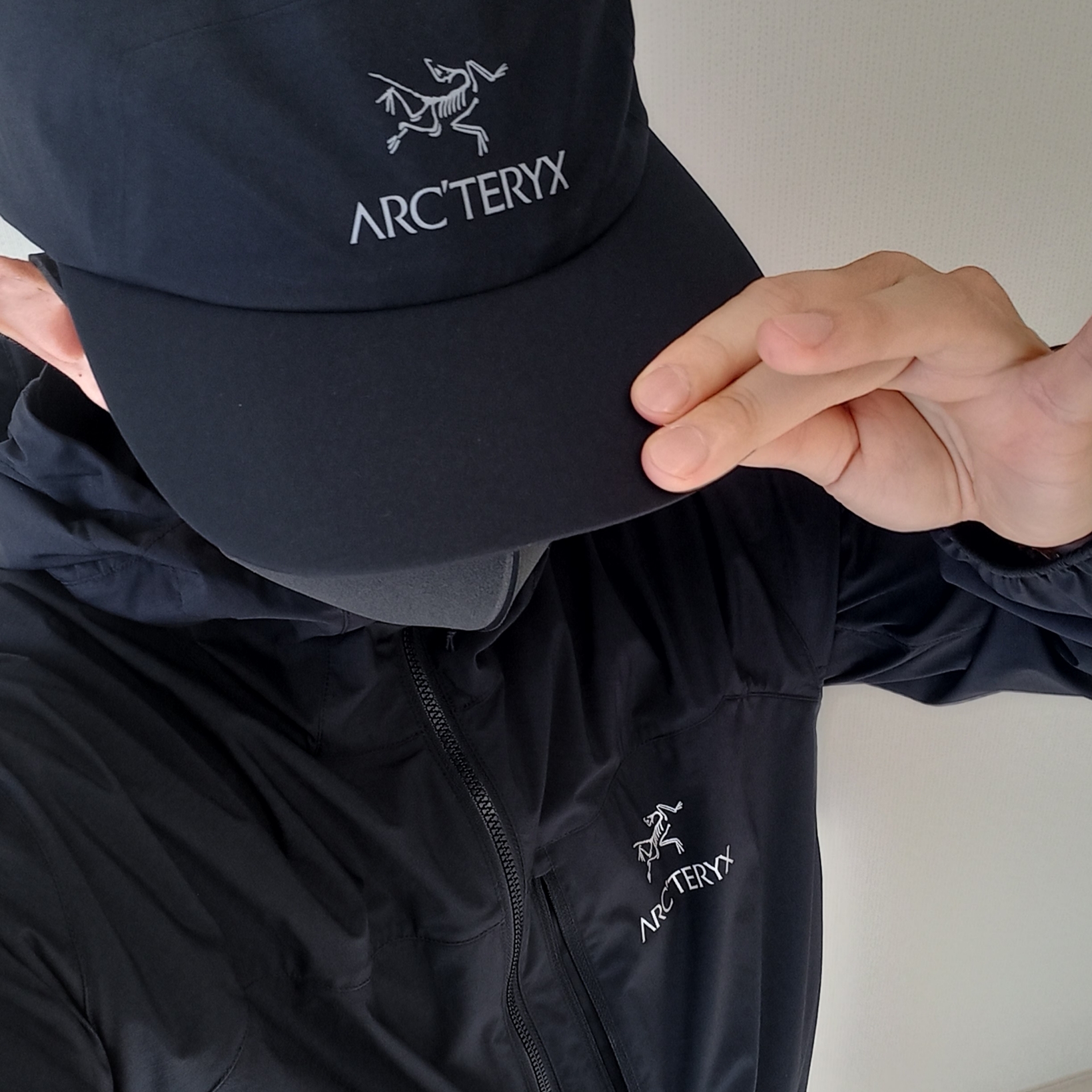 Arc'teryx Gore 5 Panel Cap Black, Arc'teryx Squamish Hoody Black 착용 스타일 - 1