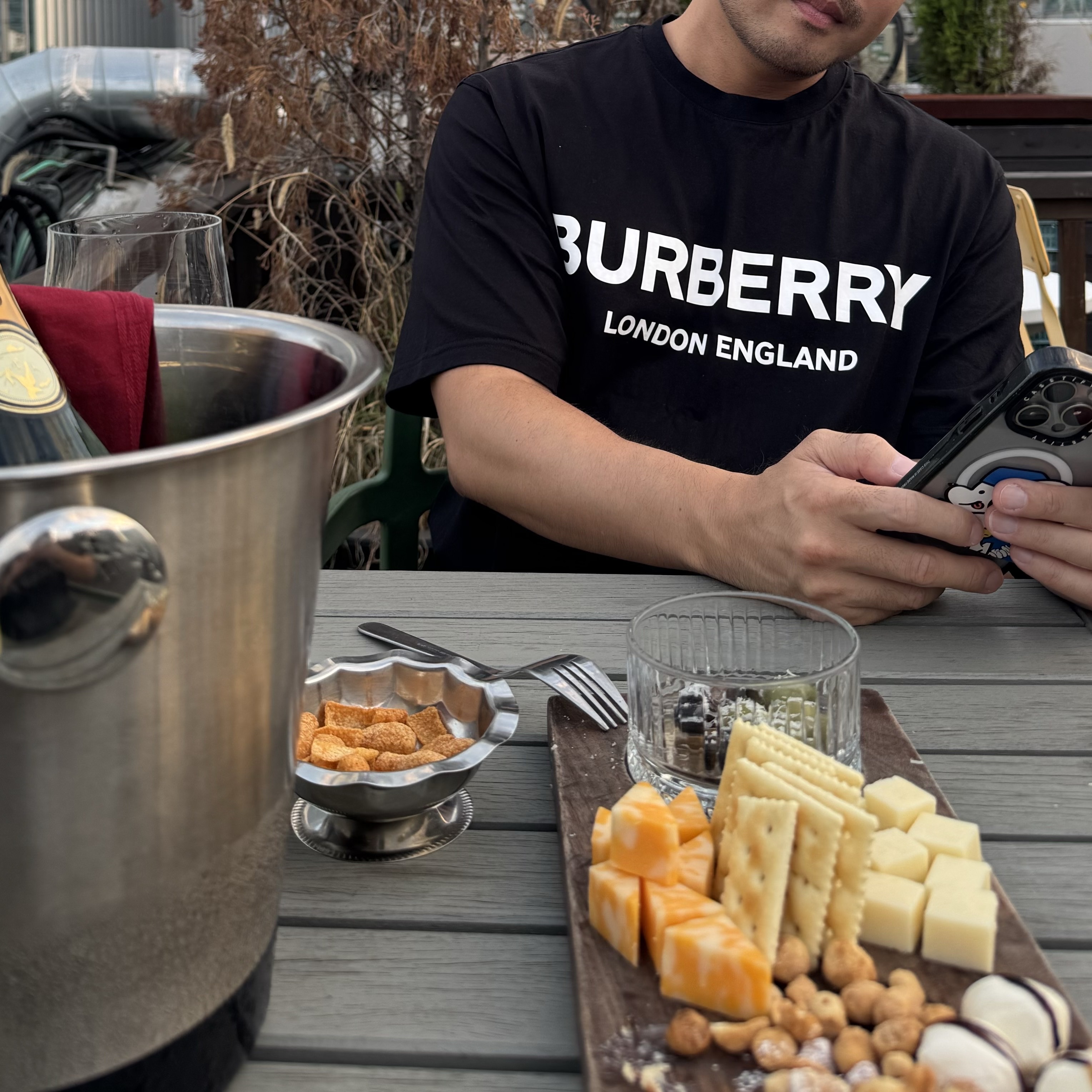 Burberry Logo Print Cotton T-Shirt Black 착용 스타일