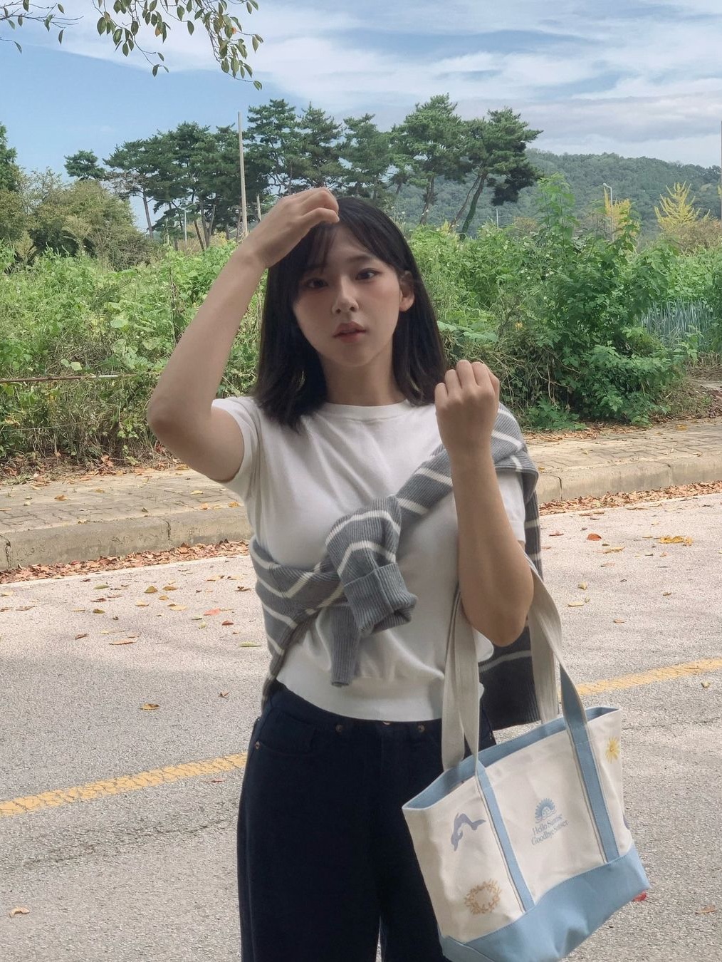 HS x Hank Canvas Tote Bag Sky Blue 착용 스타일