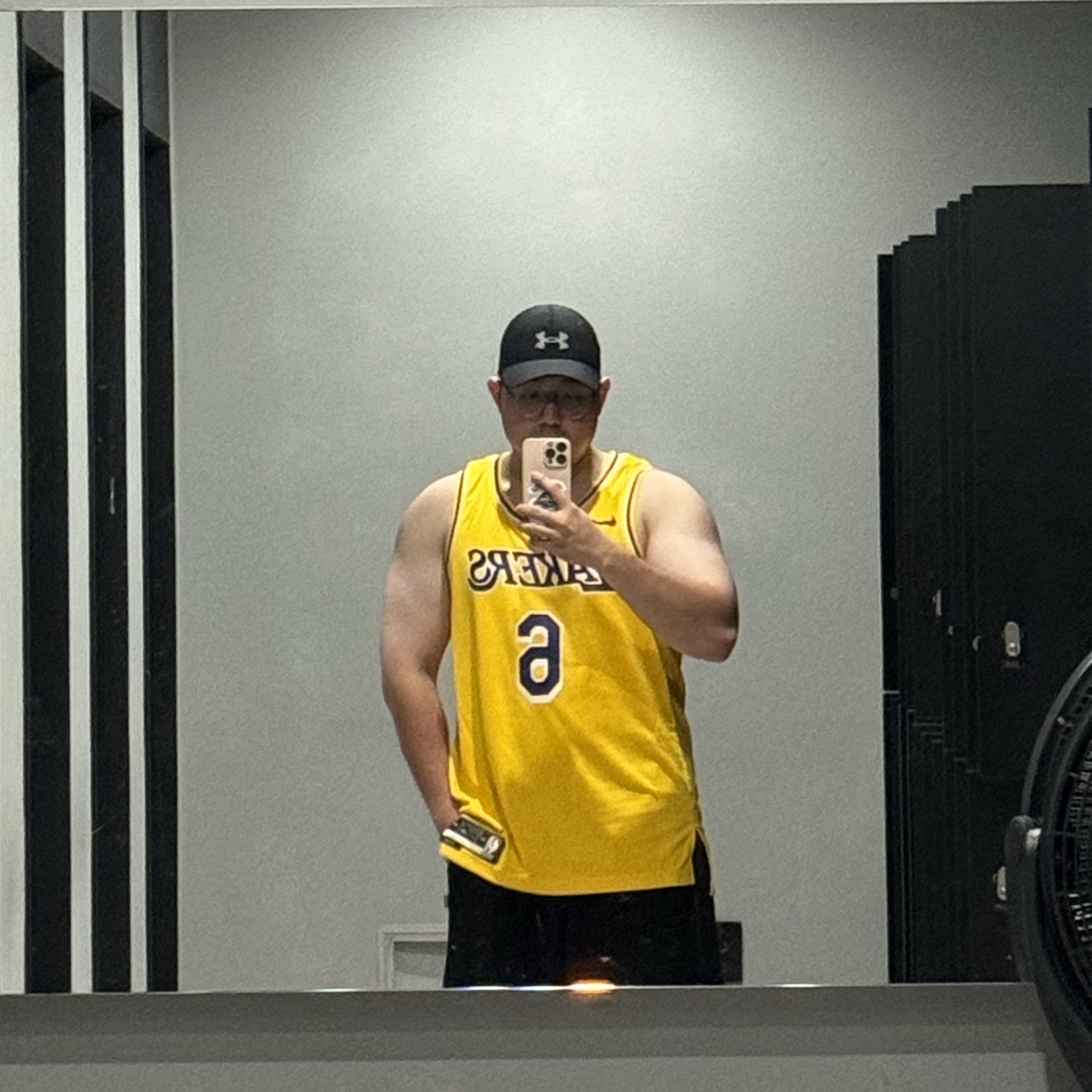 Nike LeBron James LA Lakers Icon Edition Jersey Amarillo 착용 스타일