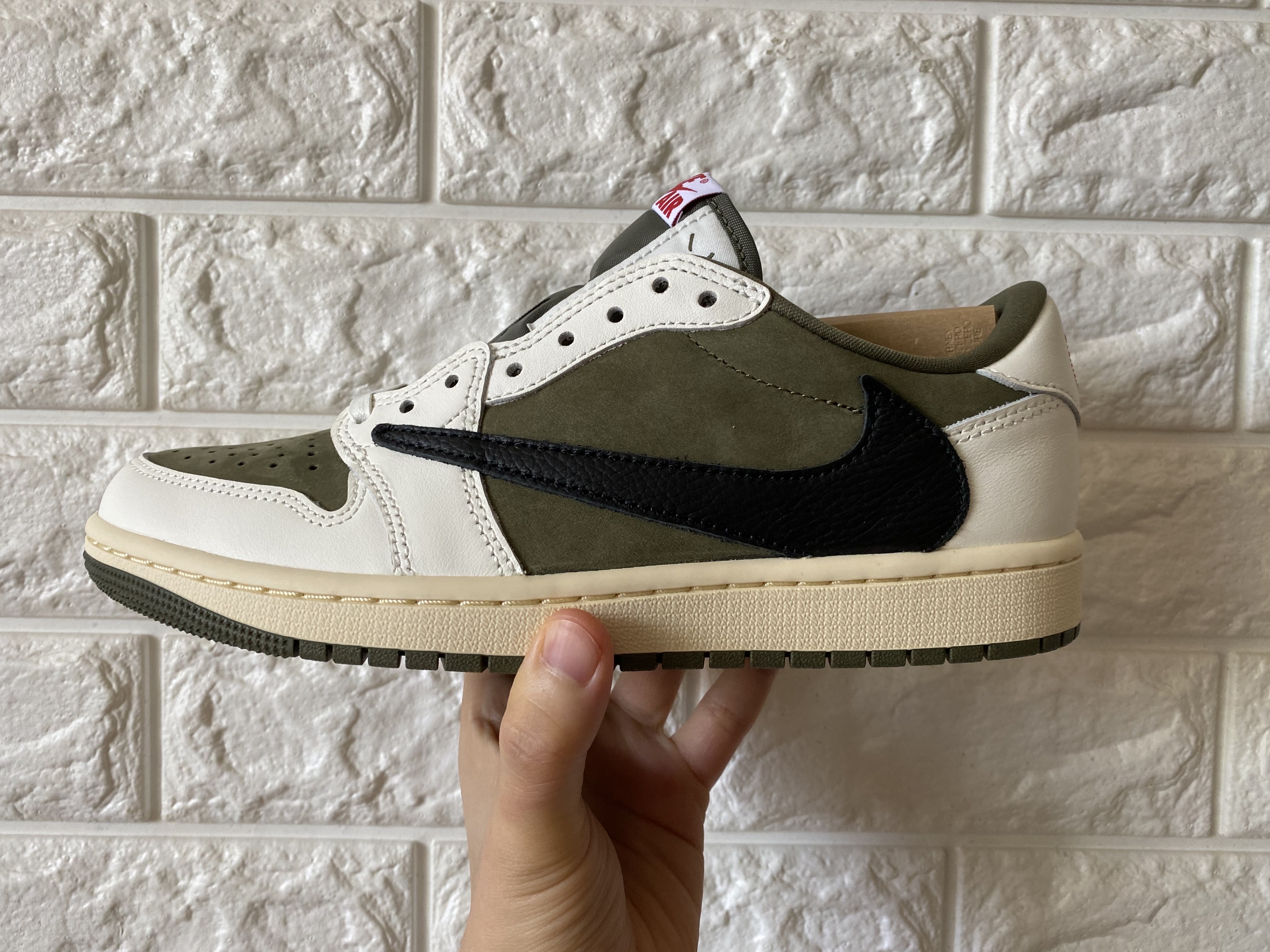 Jordan 1 x Travis Scott Retro Low OG SP Reverse Olive 착용 스타일 - 2