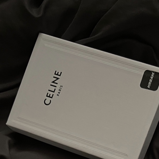 Celine Card Holder with Flap in Shiny Calfskin Black 착용 스타일