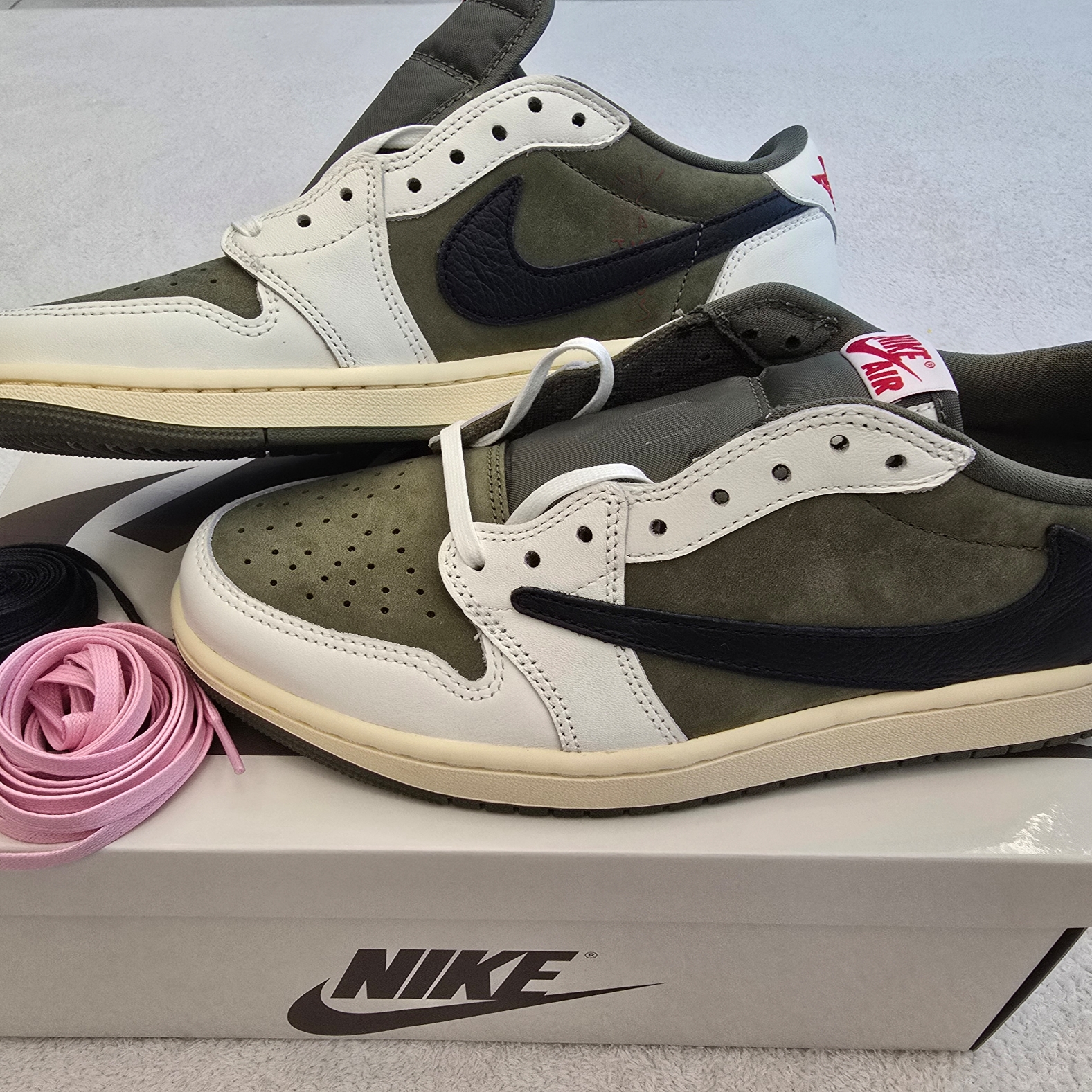 Jordan 1 x Travis Scott Retro Low OG SP Reverse Olive 착용 스타일