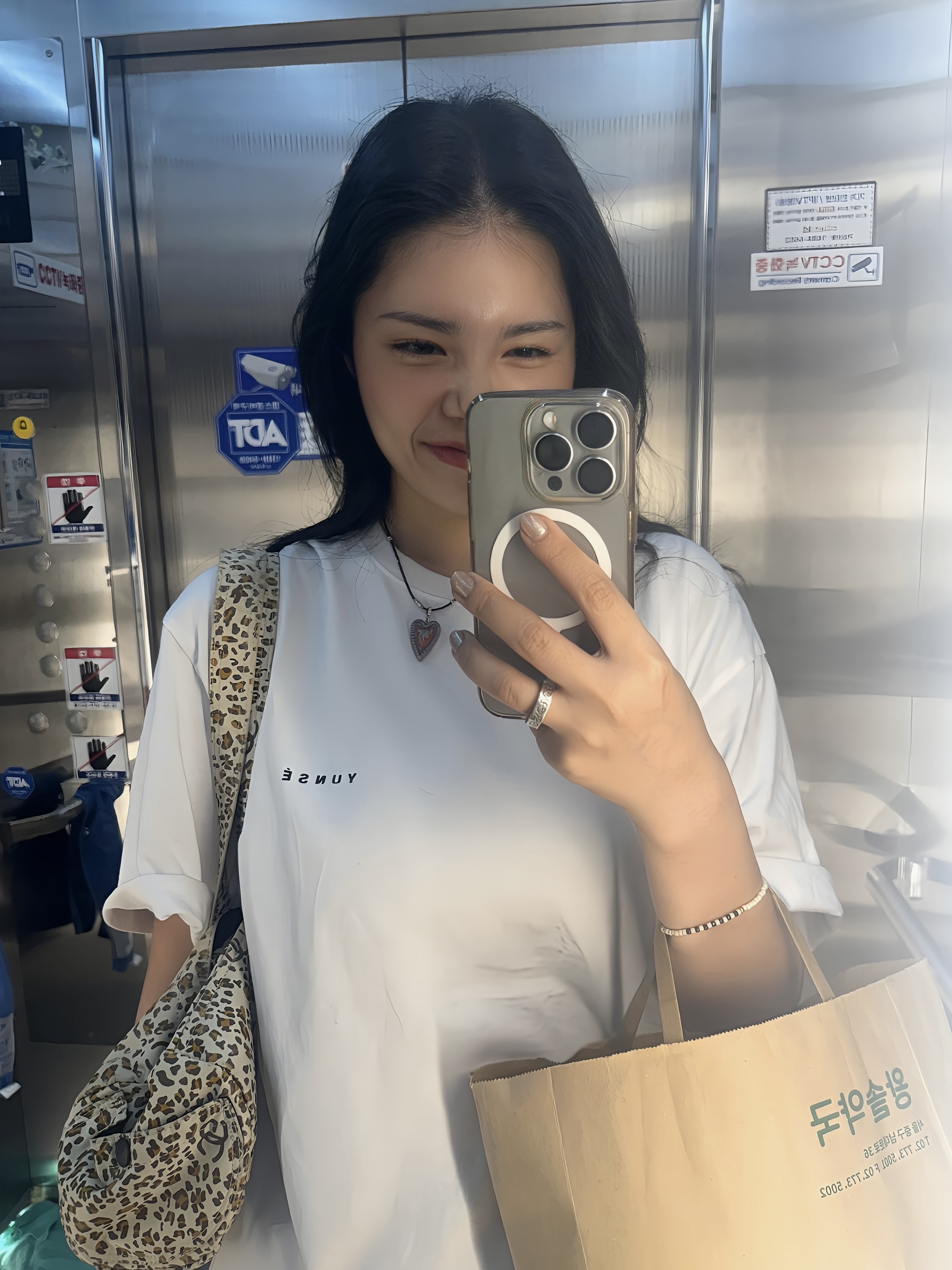Yunse Women Hatch Yinyang T-Shirt Black 착용 스타일 - 2