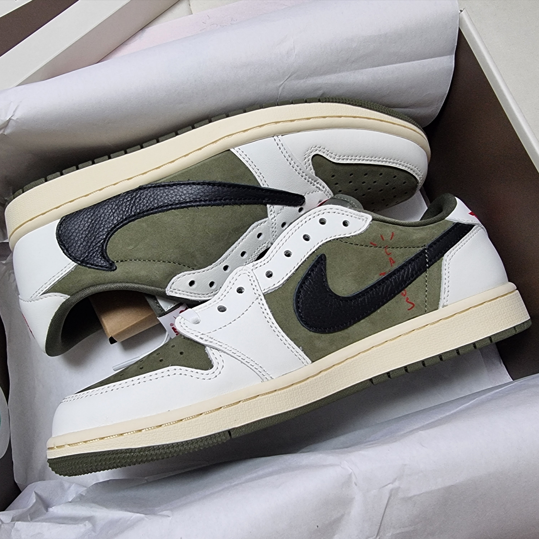 Jordan 1 x Travis Scott Retro Low OG SP Reverse Olive, (PS) Jordan 1 x Travis Scott Retro Low OG SP Reverse Olive 착용 스타일 - 3
