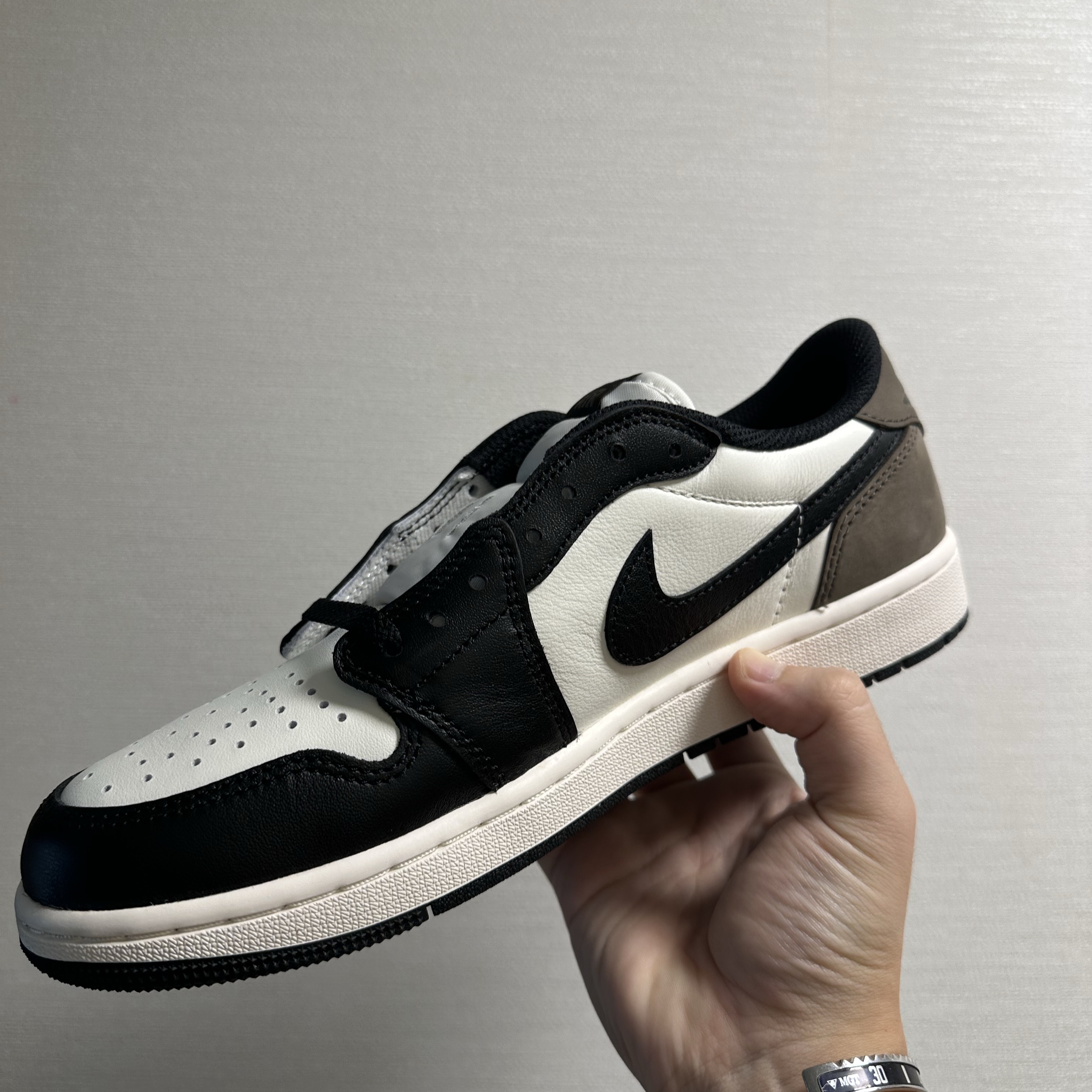 Jordan 1 Retro Low OG Mocha 착용 스타일 - 2