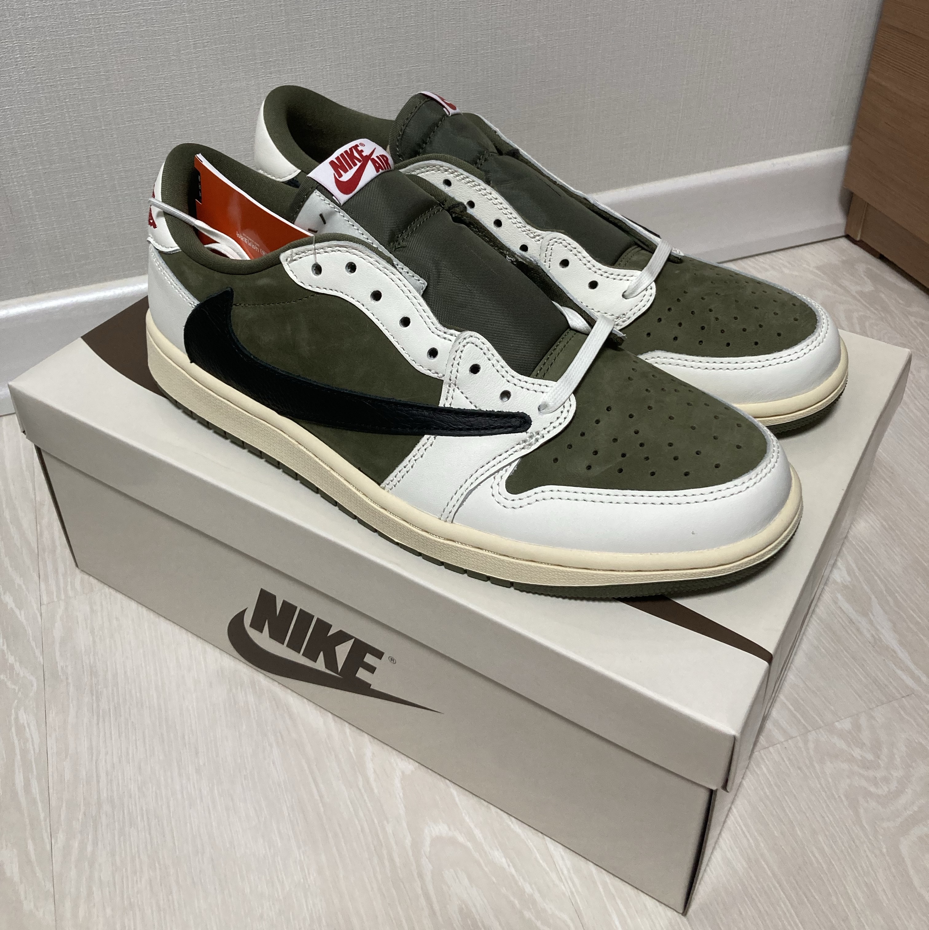 Jordan 1 x Travis Scott Retro Low OG SP Reverse Olive 착용 스타일 - 2