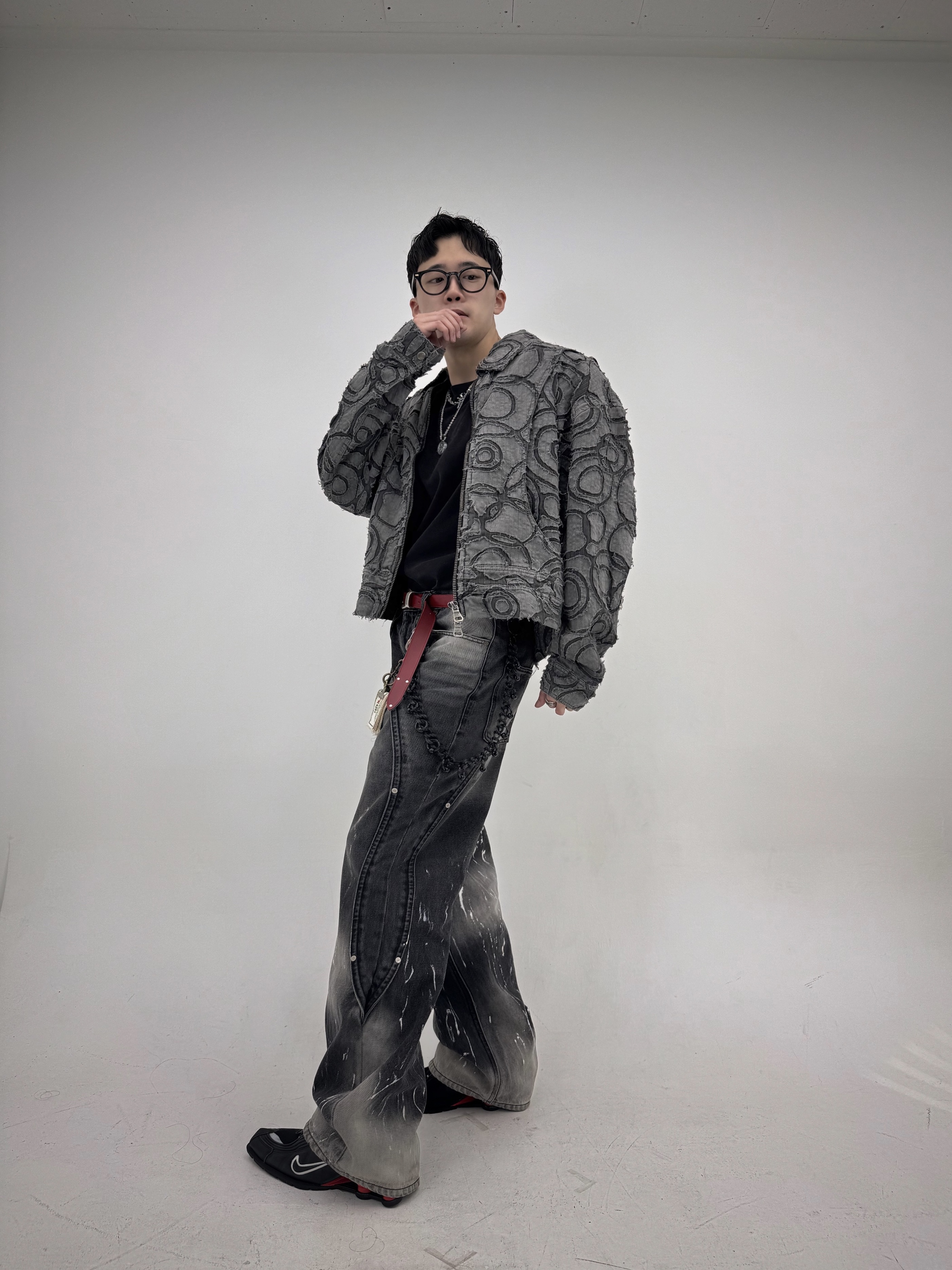 [KREAM 단독] ADSB Andersson Bell Burn-Out Dyed Zip-Up Jacket Charcoal, Matin Kim Western Style Belt Red 착용 스타일 - 4