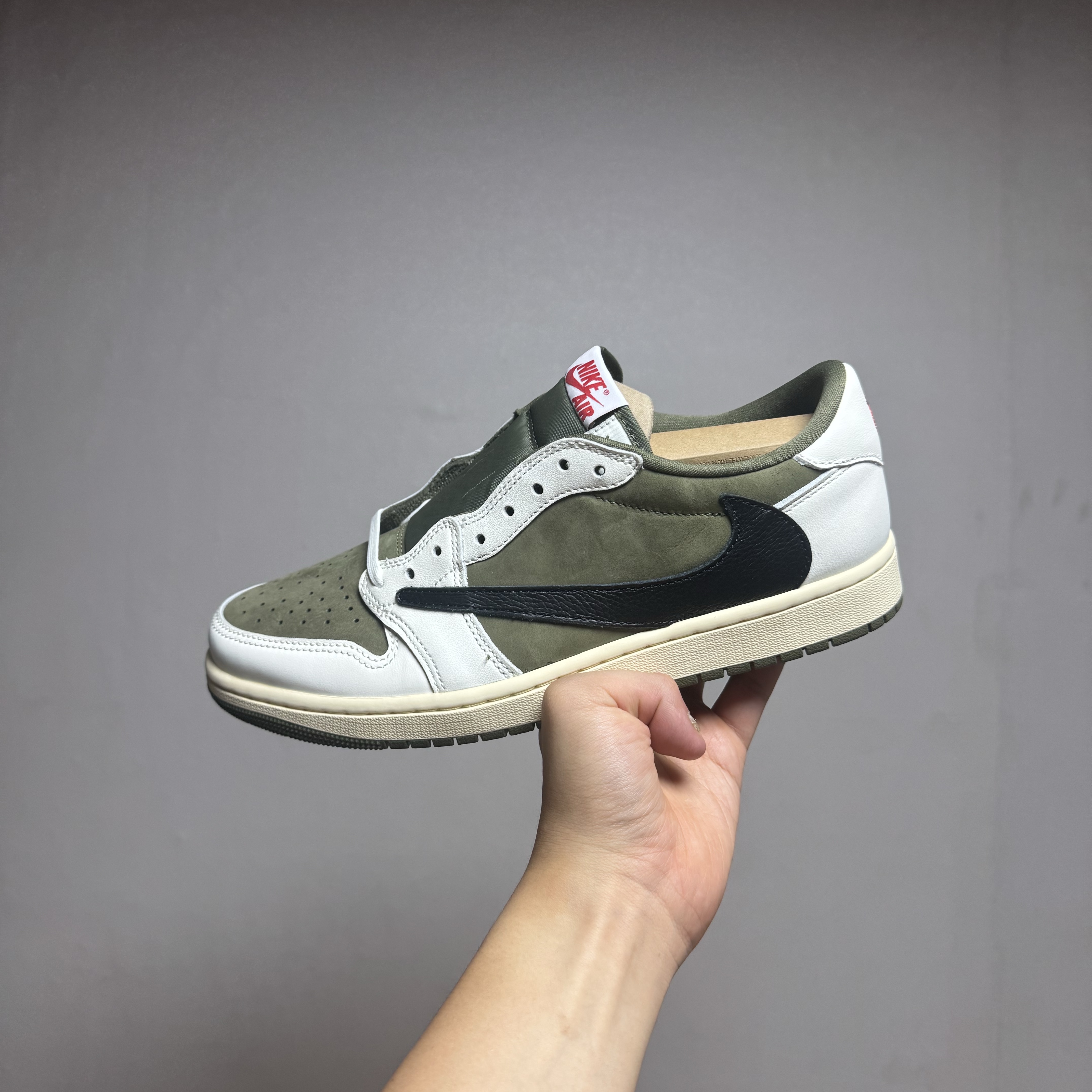 Jordan 1 x Travis Scott Retro Low OG SP Reverse Olive, Jordan 1 x Travis Scott Retro Low OG SP Mocha 착용 스타일 - 1