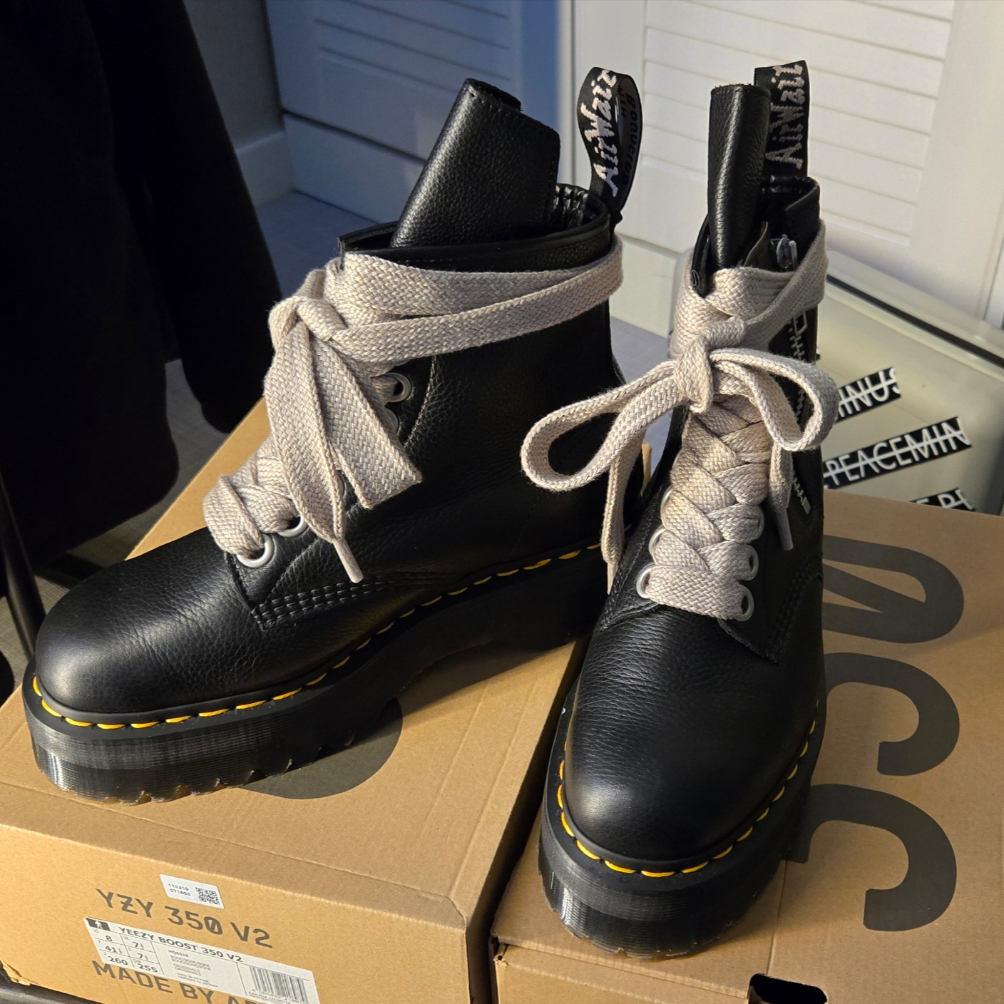 Dr. Martens x Rick Owens 1460 RO Quad 착용 스타일