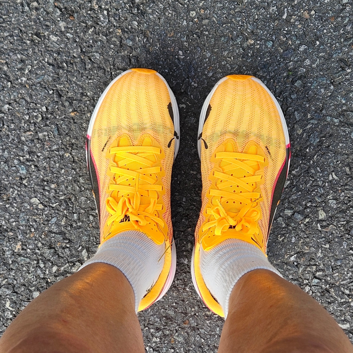 Puma Deviate Nitro Elite 3 Fire Sun Stream Sunset Glow 착용 스타일