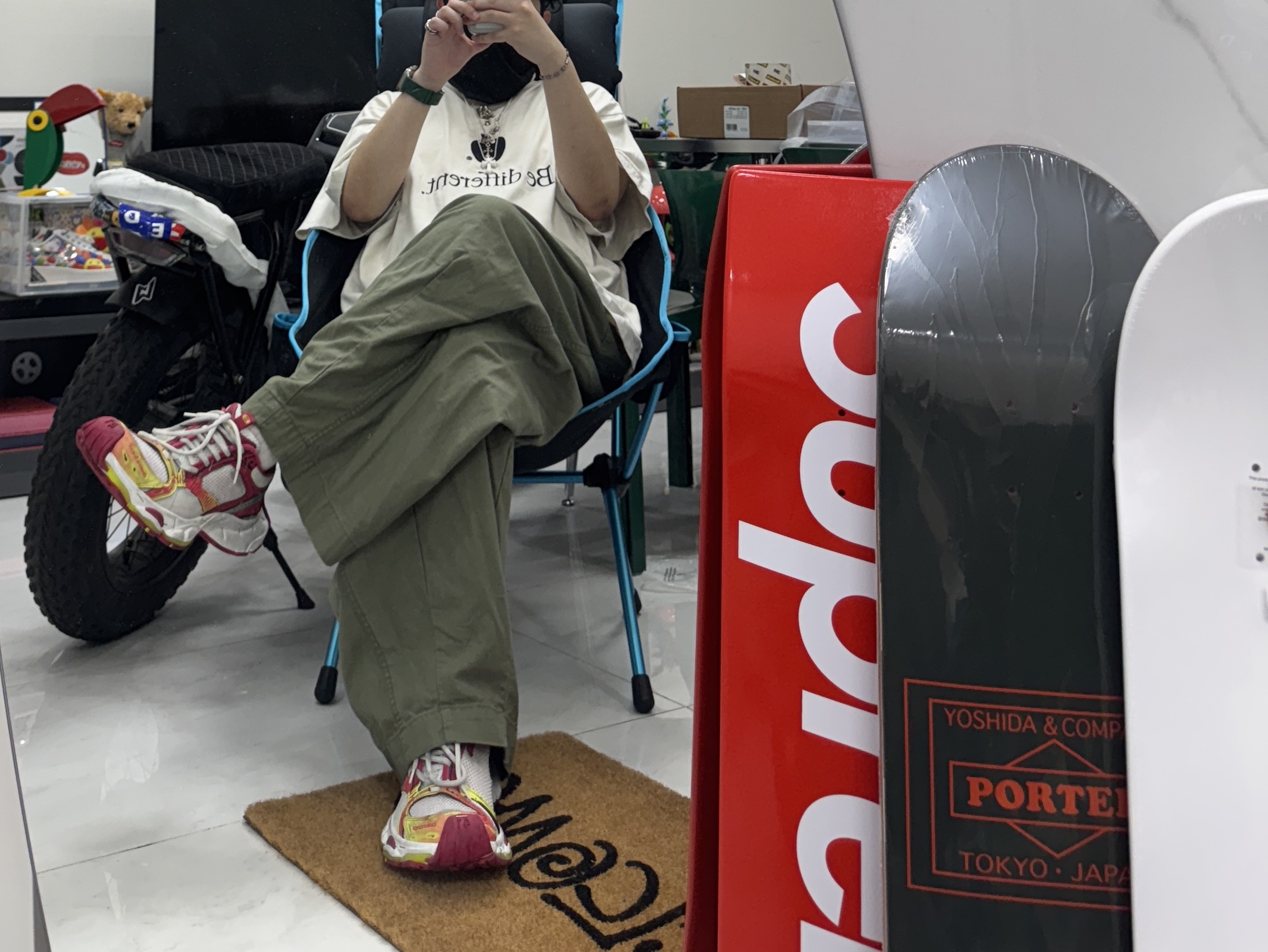 Palace x Porter Skateboard Deck Olive - 24FW, Supreme Uncut Box Logo Skateboard Deck Red - 22SS 착용 스타일