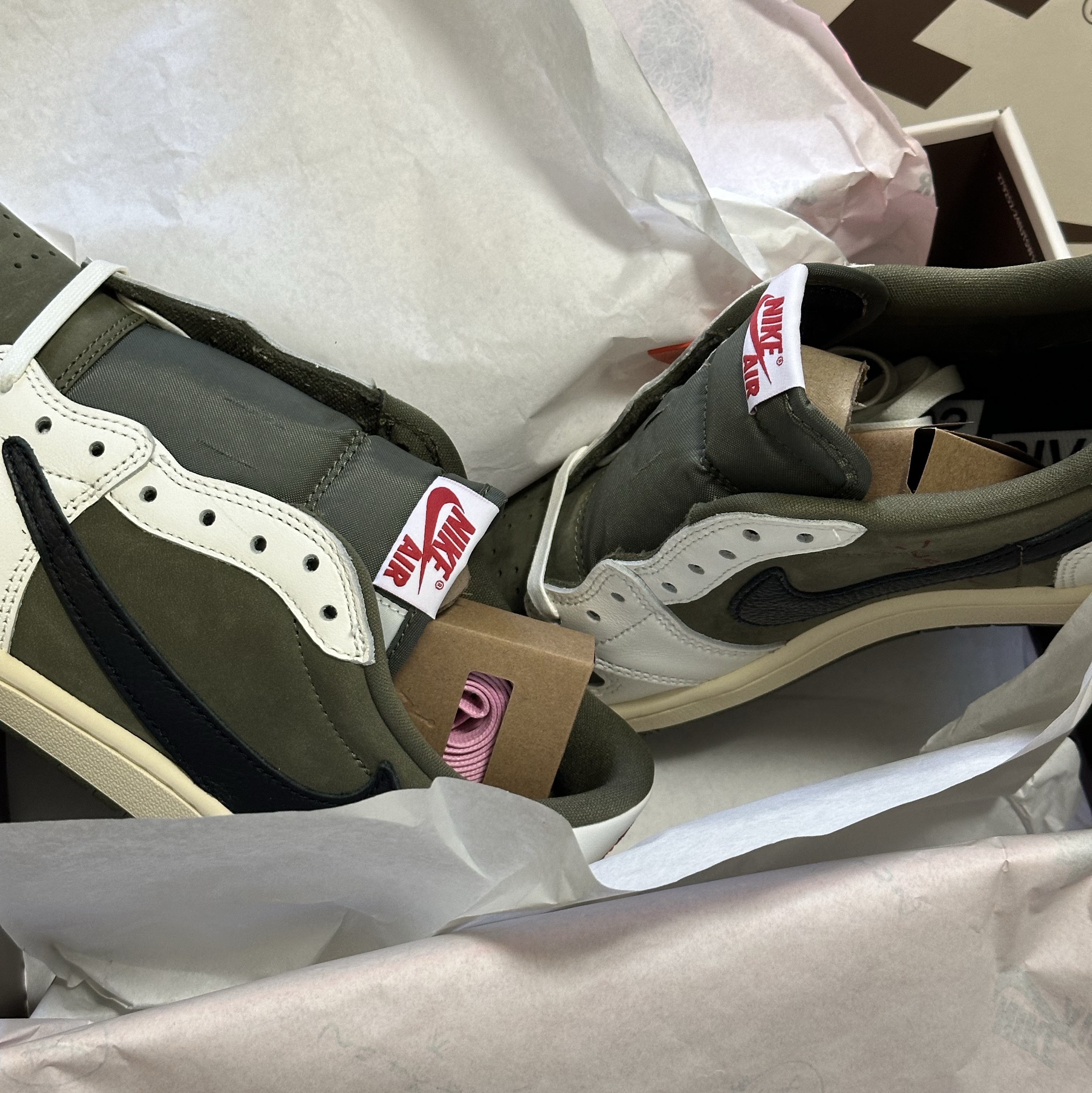 Jordan 1 x Travis Scott Retro Low OG SP Reverse Olive 착용 스타일 - 3