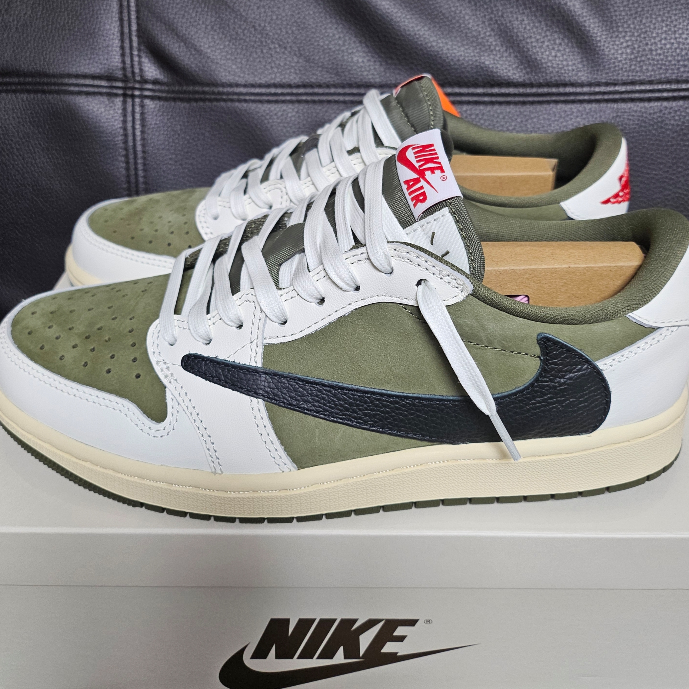 (W) Jordan 1 x Travis Scott Retro Low OG SP Medium Olive, (W) Jordan 1 x Travis Scott Retro Low OG SP Canary 착용 스타일 - 3