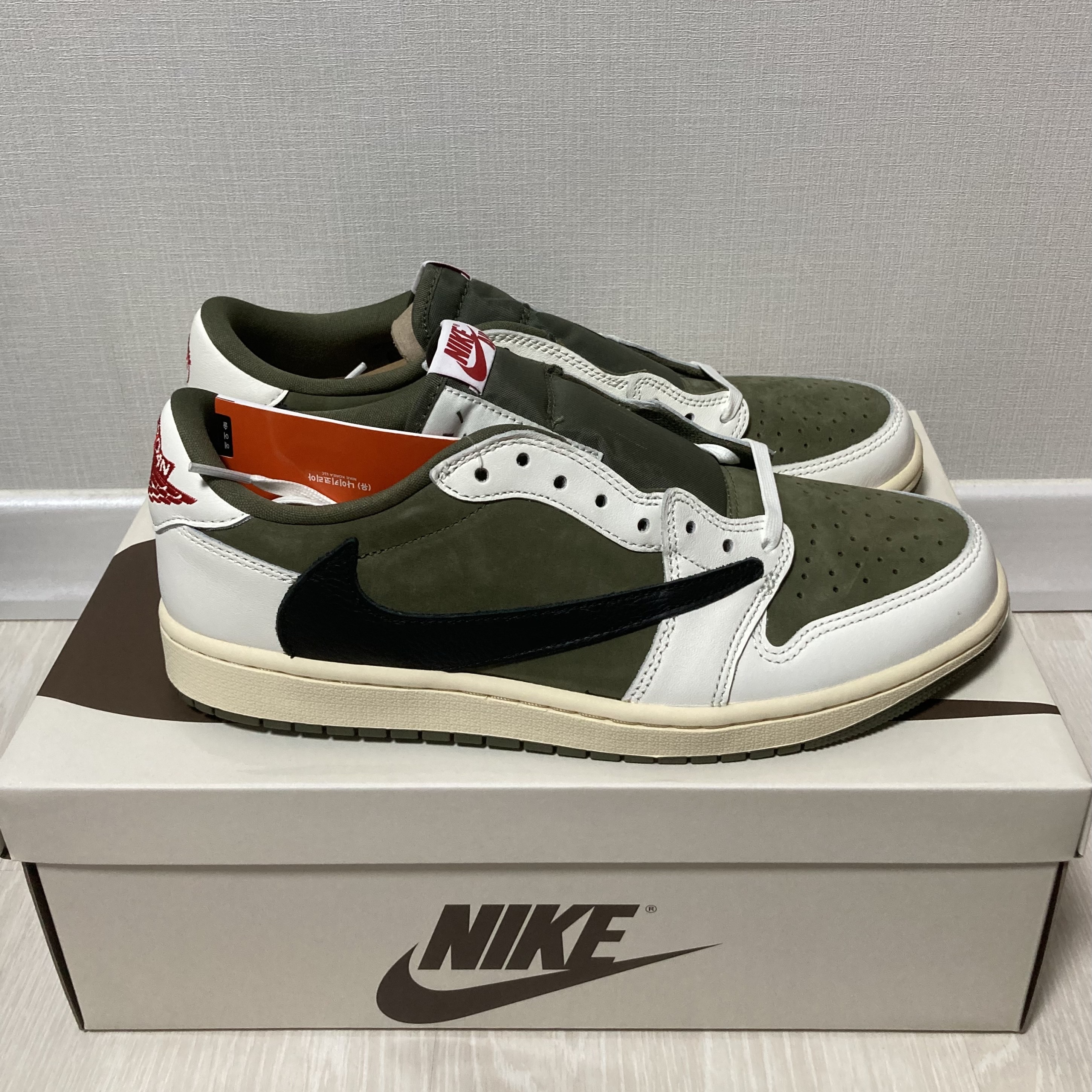 Jordan 1 x Travis Scott Retro Low OG SP Reverse Olive 착용 스타일 - 1