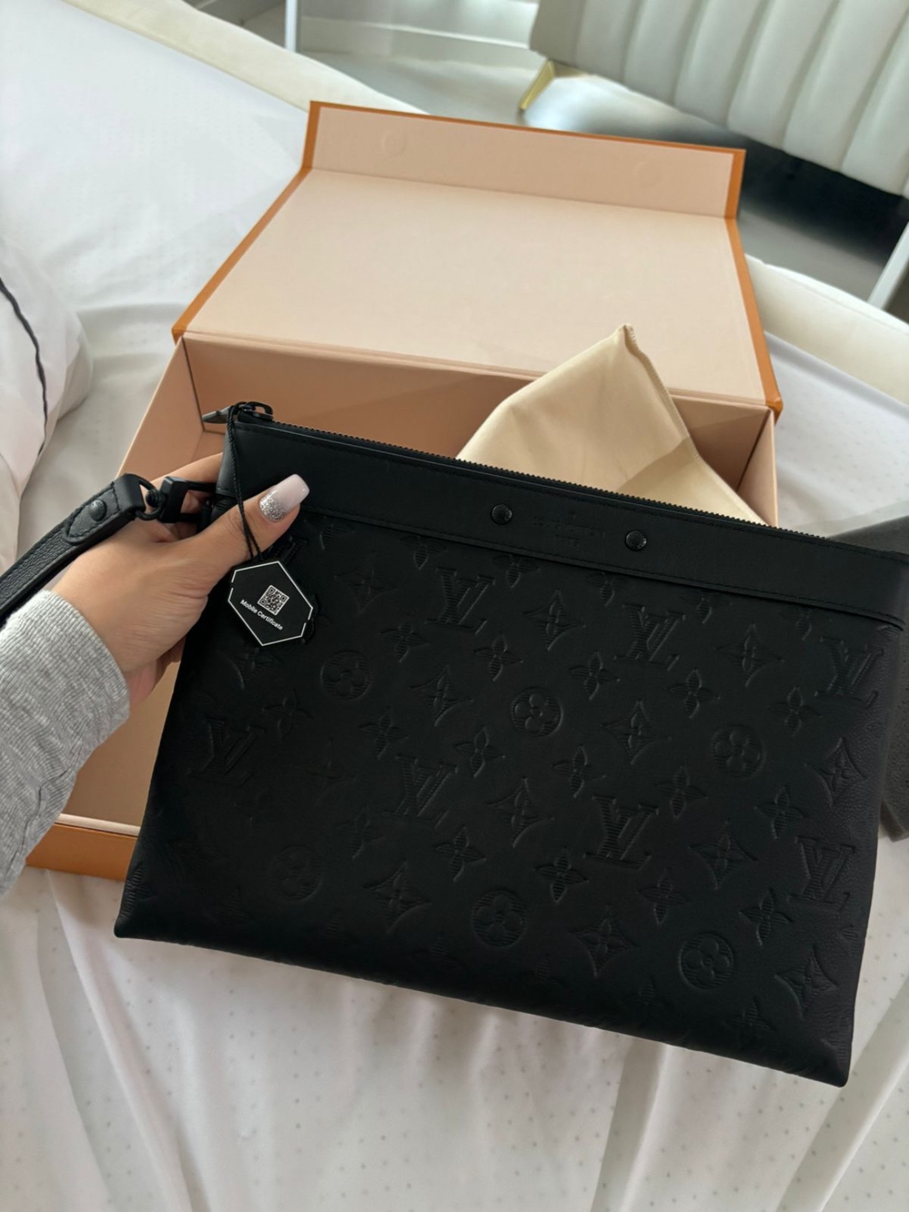 Louis Vuitton Pochette To Go Black 착용 스타일 - 2