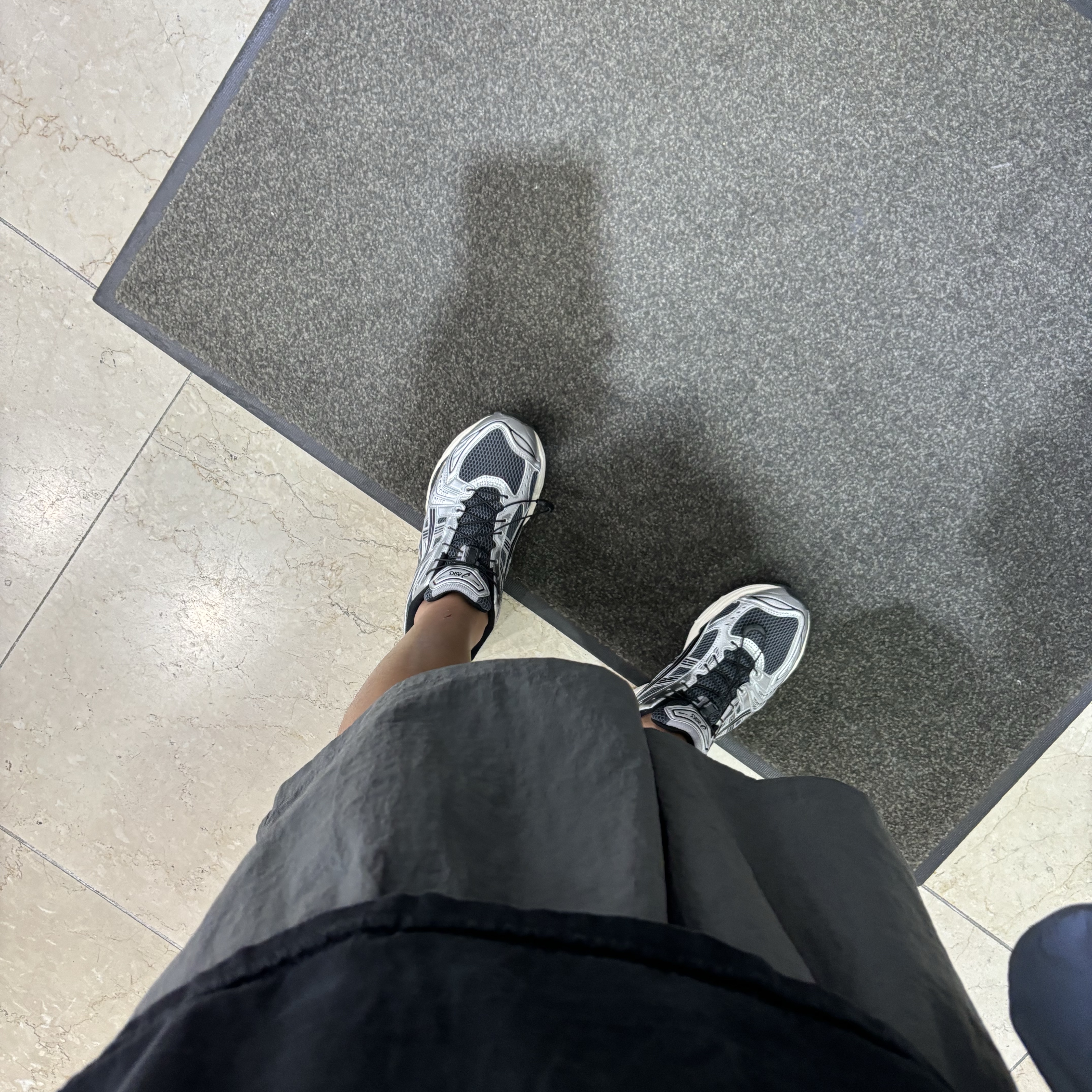 Asics Unlimited Gel-Kayano 14 Carrier Grey Black 착용 스타일