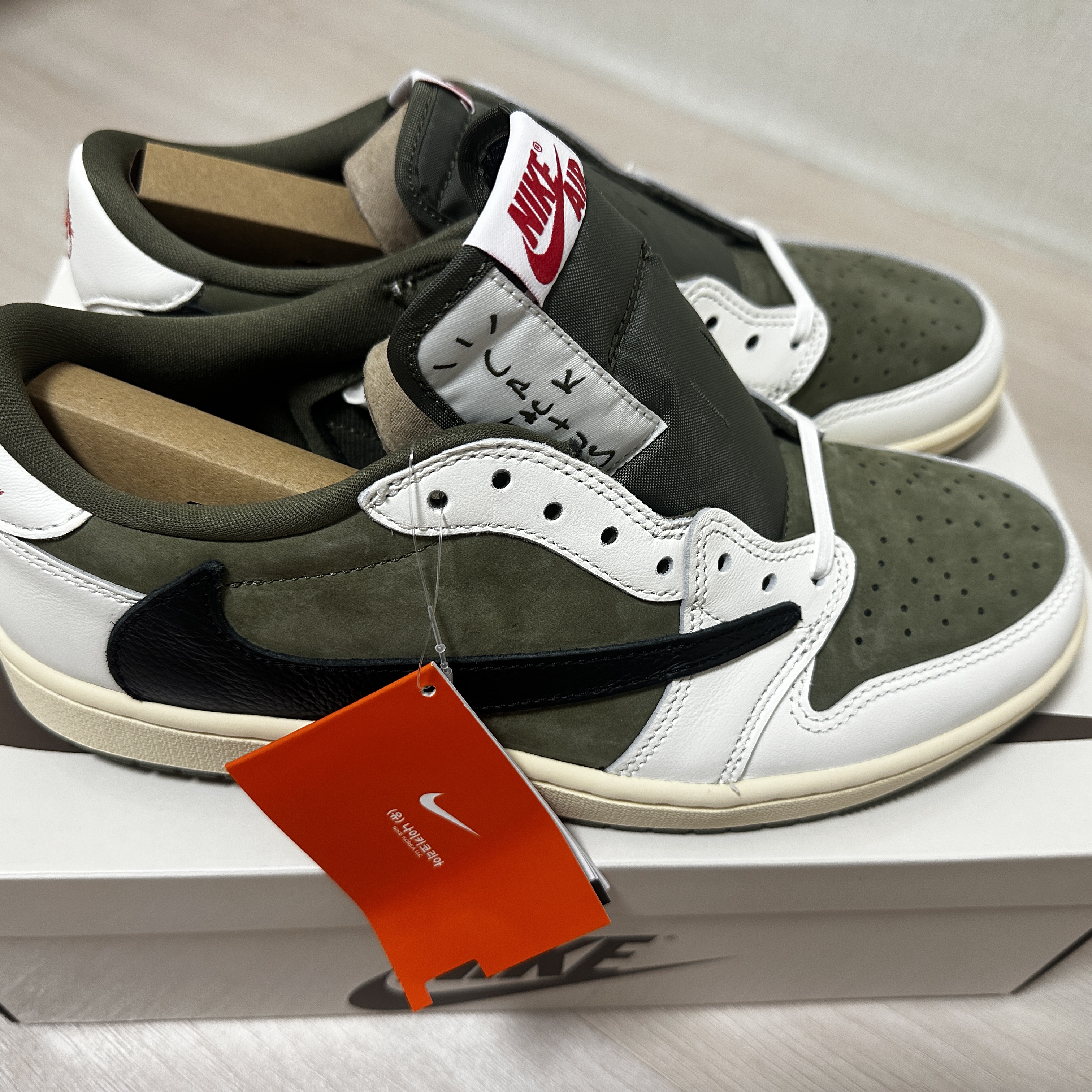 Jordan 1 x Travis Scott Retro Low OG SP Reverse Olive 착용 스타일 - 4