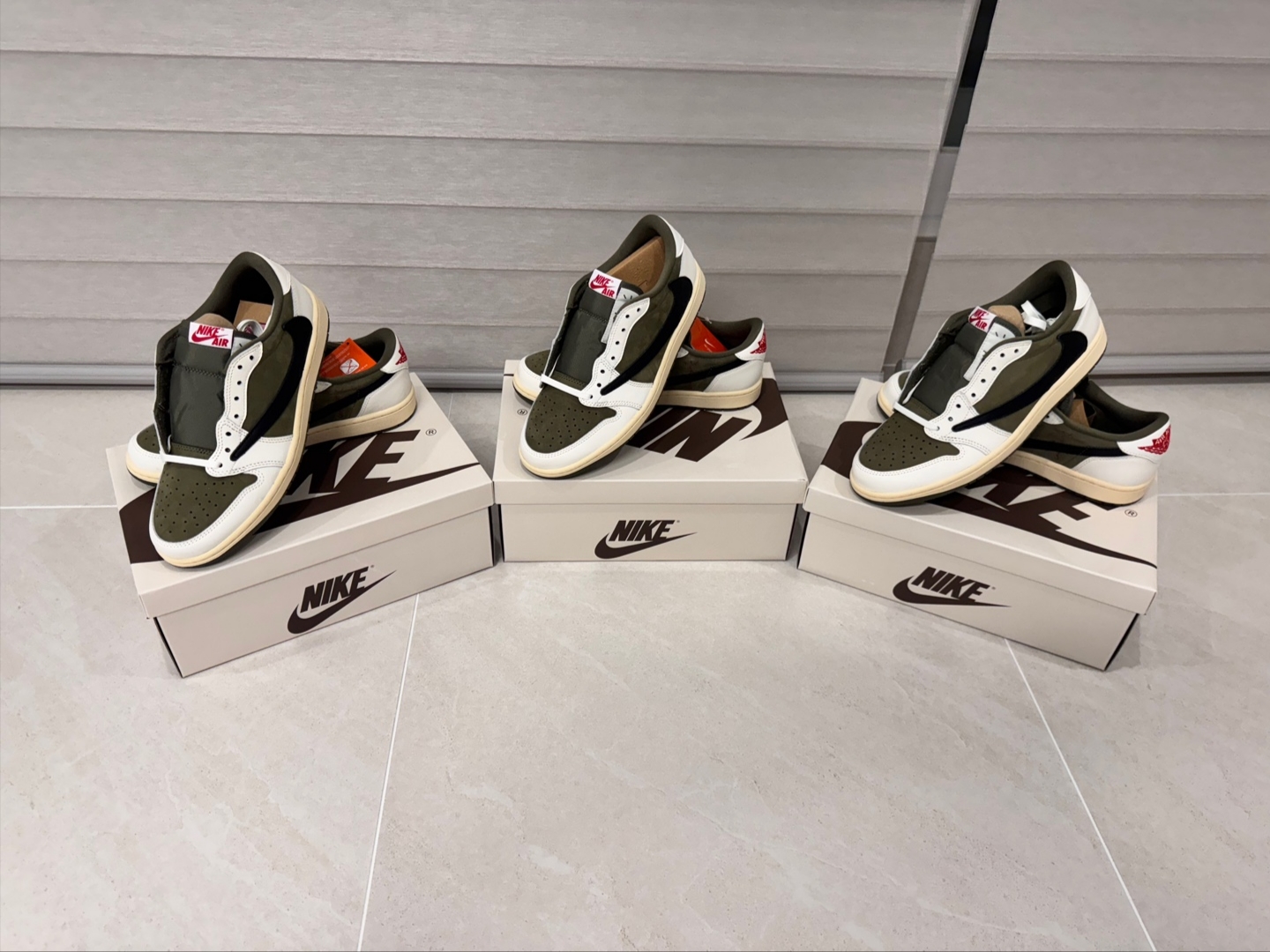 Jordan 1 x Travis Scott Retro Low OG SP Reverse Olive 착용 스타일 - 2