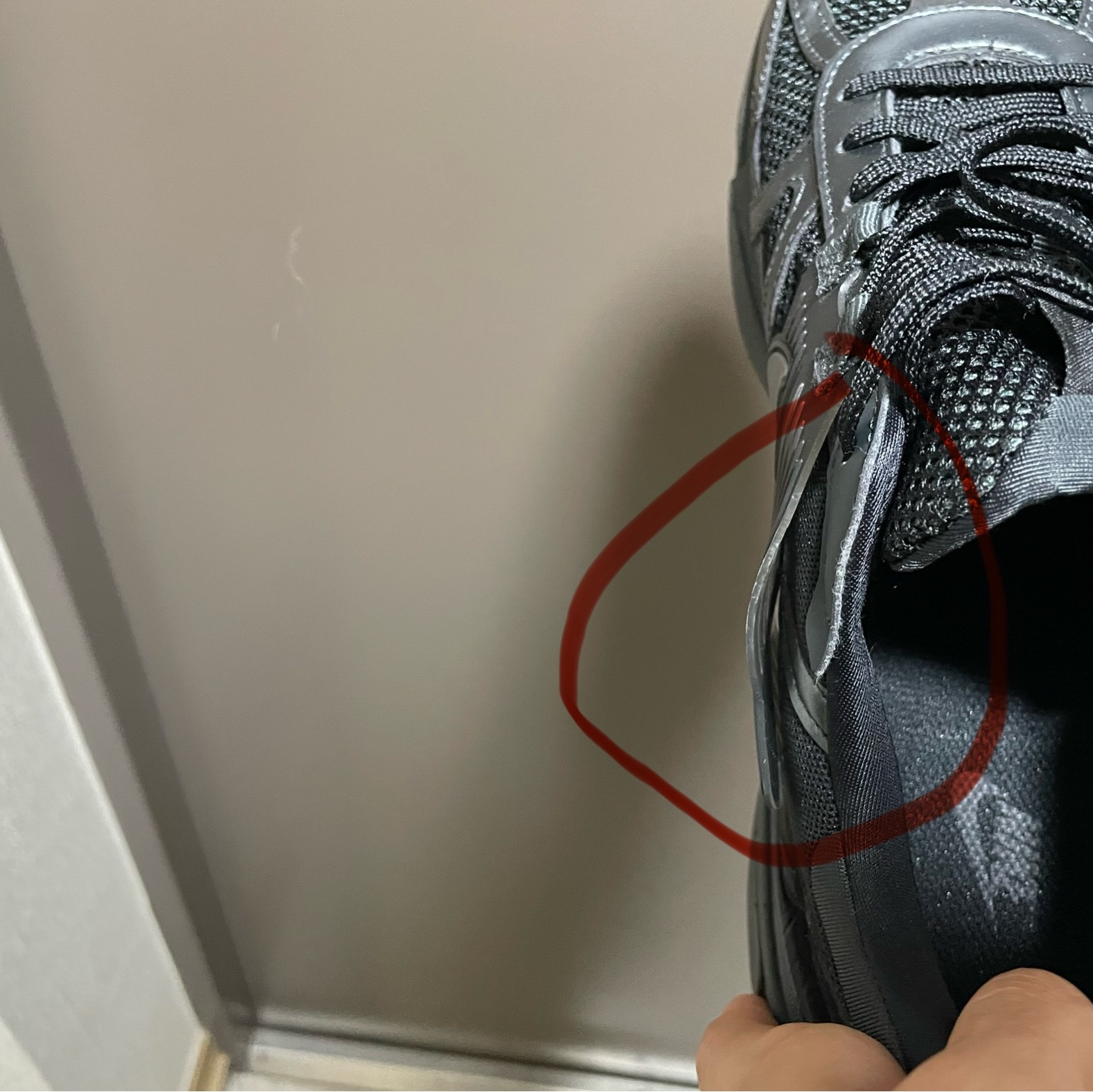 Nike V2K Run Black Anthracite 착용 스타일 - 2