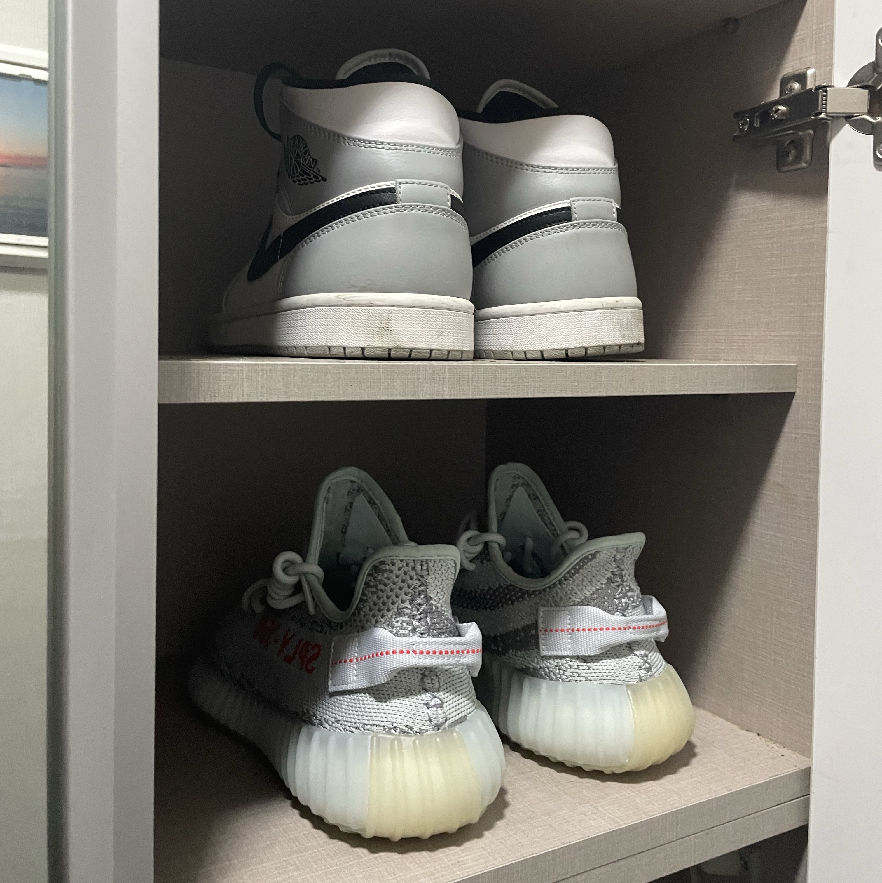 Adidas Yeezy Boost 350 V2 Blue Tint 2021/2022/2023, Jordan 1 Mid Light Smoke Grey 착용 스타일