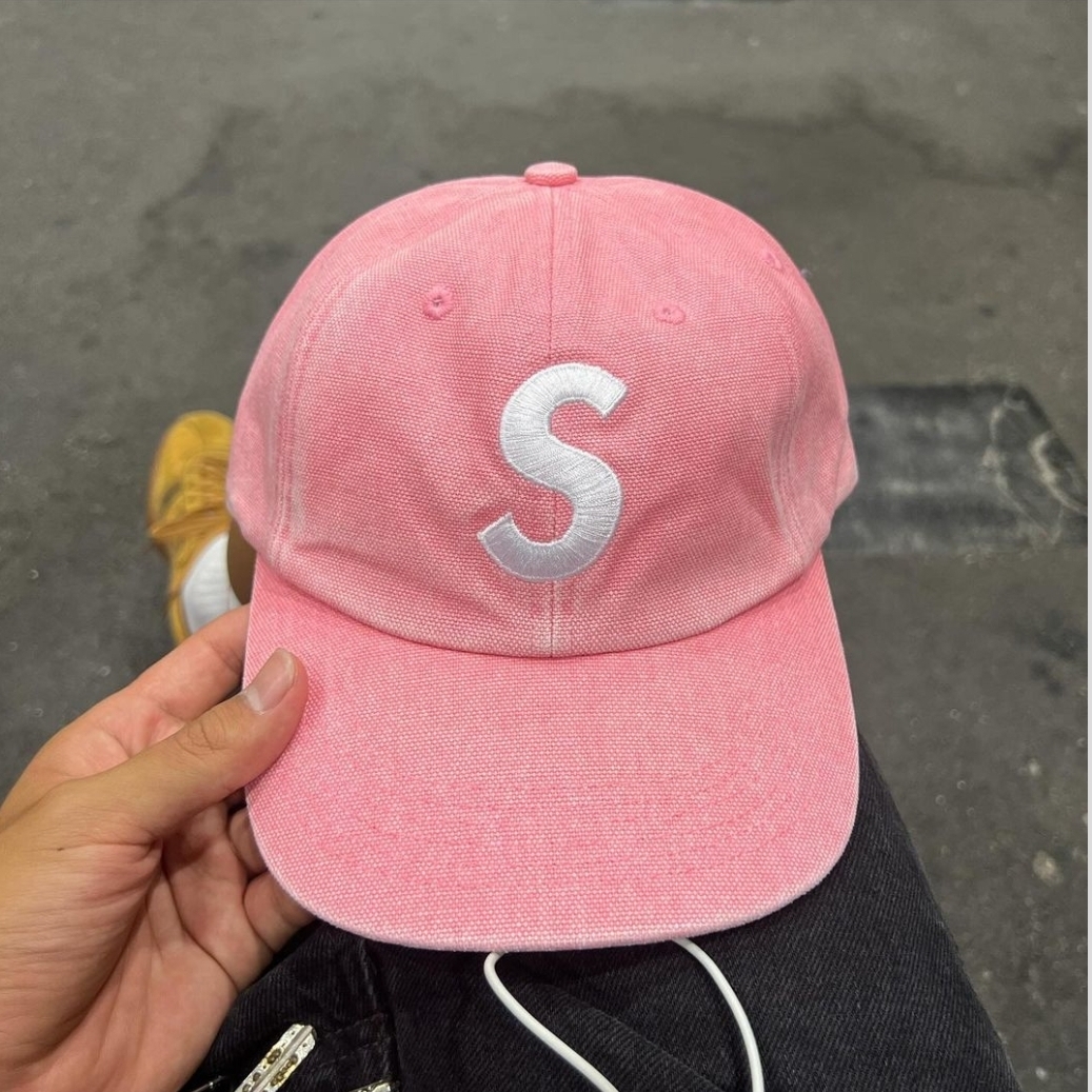 Supreme Pigment S Logo 6-Panel Bright Pink - 24FW, Supreme Pigment S Logo 6-Panel Denim - 24FW 착용 스타일 - 1